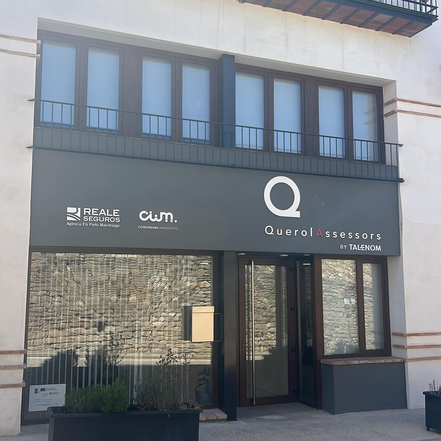 💛✨ Este año no ha sido un año cualquiera.
Ha sido un año de transformación, de esfuerzo compartido y de reafirmar lo que somos: un equipo comprometido con el territorio, con nuestra gente y con el futuro.
🌧️ Hemos vivido de cerca la solidaridad de Els Ports y El Maestrazgo con la DANA, y una vez más, nuestra comarca ha demostrado su grandeza.
📢 Hemos informado y acompañado a nuestros clientes en un año lleno de cambios: ayudas, subvenciones, fomento del empleo y normativa nueva.
🎉 Hemos aportado nuestro granito de arena a través de la Responsabilidad Social Corporativa, apoyando fiestas populares, patrocinando equipos deportivos y promoviendo el proyecto Queda-T.
🌱 Hemos crecido personal y profesionalmente con el programa Cuida’t.
🎓 Hemos participado en jornadas, congresos, convenciones y formaciones, y también hemos recibido a otras asesorías para conversar sobre el presente y futuro del sector.
📈 Rozamos las 2.000 rentas en la campaña de Renta 2024, comprometiéndonos con la calidad y cercanía.
📍 Hemos abierto una nueva oficina en Forcall, reafirmando nuestro compromiso con el mundo rural.
🤝 Y hemos dado un paso adelante en nuestra evolución con la incorporación a @talenom_es, “pensando en global, actuando en local”.
Todo esto ha sido posible gracias a un equipo humano que lo da todo y a la confianza de todas las personas que nos elegís cada día.
Nos quedamos. Seguimos. Más cerca que nunca.
Gracias por estar ahí 💛
#FinDeCurso2025 #QuerolAssessors #EquipoHumano #QuedaT #Talenom #Cuitat #RSC #Territorio #Gracias