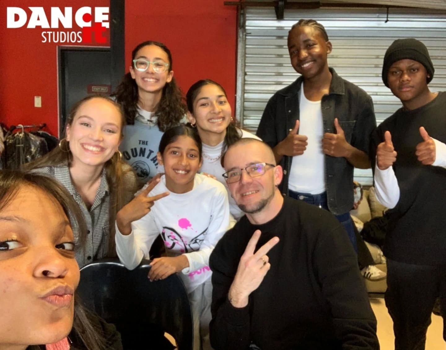 What an incredible weekend it was for some of our dancers who ventured out to experience the Hunger Games street competition👏
They truly stepped up, showcasing and some battling it out in Popping, House or Hip Hop styles.🔥
A massive congratulations to Alexis for absolutely crushing it and walking away as the Junior Hip Hop and House Champion! We're so proud of all our dancers who participated and gained invaluable experience!🙌
Keep your eyes peeled... Their showcase and battle rounds will be out soon!🔥
Thank you @hungergamesbattles and all parties involved for the awesome street event✨
#danceit #danceitstudios #dancestudio #dancestudios #dance #dancer #dancers #battle #dancebattle #house #popping #hiphop #dancebattles #dancecompetition #results #dancing #danceinsa #dancersinsa #dancesport