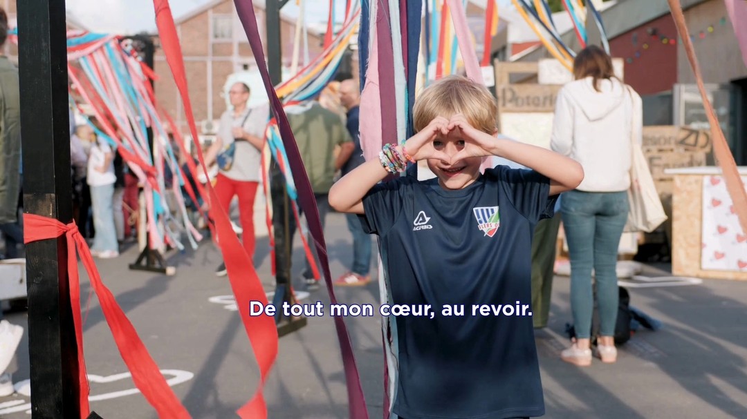 🎉 10 ans déjà. Et pourtant… on a l’impression que c’était hier.
Hier, on lançait une idée un peu folle : créer du lien là où il n’y en avait pas.
Depuis, il y a eu des rires, des larmes, des rencontres inoubliables et des projets qui nous dépassent.
Le 26 juin, on a soufflé nos bougies — pas avec des discours bien rangés, mais dans un joyeux tourbillon de jeux, de rires, de connexions sincères.
Parce qu’au fond, ce qui nous anime depuis 10 ans, c’est l’envie de faire ensemble, vraiment.
🎬 On aurait pu vous raconter tout ça… mais cette vidéo le fait bien mieux.
(𝘔𝘦𝘵𝘵𝘦𝘻 𝘭𝘦 𝘴𝘰𝘯, ça vaut le coup 🧡)
Merci à toutes celles et ceux qui rendent ces moments possibles. Qui aurait cru qu’on en serait là, 10 ans plus tard ? 😍