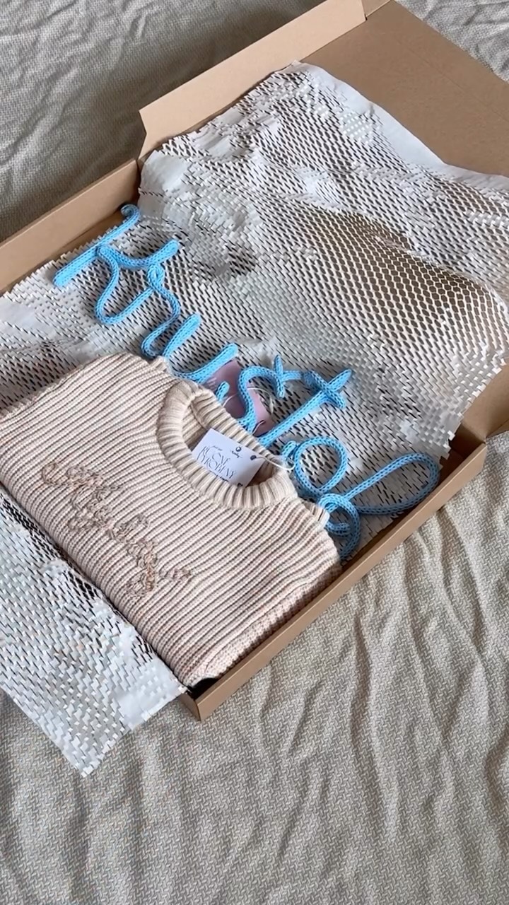 Vaše objednávky 🫶🏻
Nestíhám na instagram @woolycz teď skoro nic přidávat – objednávek je opravdu hodně, a za to jsem vám nesmírně vděčná!
Zároveň bych ale moc ráda sdílela víc z toho, co pro vás s láskou vzniká.
Doufám, že brzy budu mít prostor ukázat alespoň některé z těch krásných kousků, které pro vás tvořím. ✨