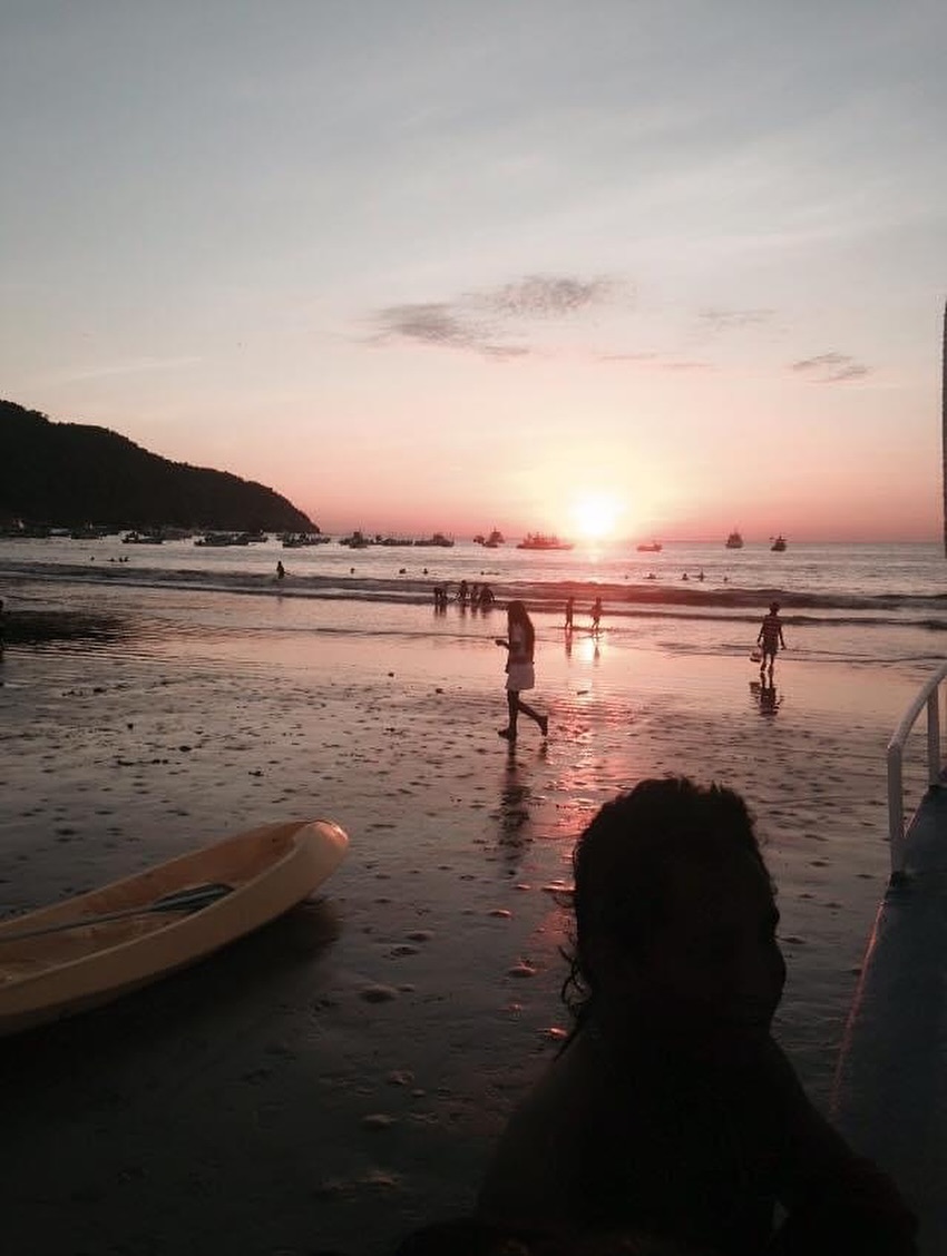 Kleine Pause – wir sind in Ecuador 🇪🇨
Im August versenden wir keine Bestellungen, da wir vor Ort bei unseren Partner:innen in Ecuador sind.
Wir nutzen die Zeit, um die nächsten Ernten und unsere Zusammenarbeit direkt mit den Produzent:innen zu besprechen – dort, wo unser Kakao geerntet wird und unsere Schokolade entsteht.
Danke für euer Verständnis und eure Geduld.
Ab 1.9. sind wir wieder wie gewohnt für euch da!
Eure Miriam