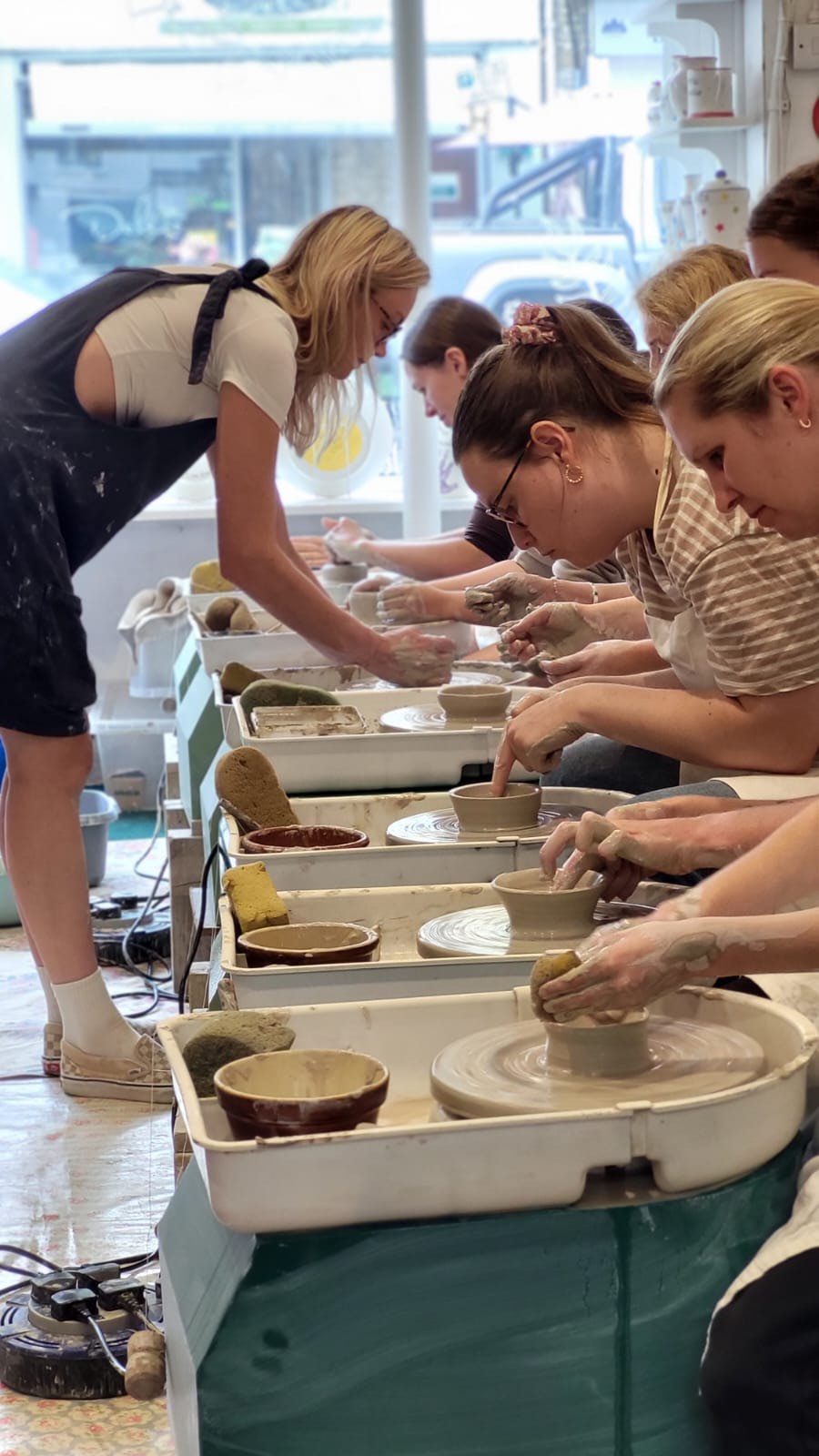 This Thursday, we had the absolute pleasure of welcoming the lovely Maise aka @thetouringpotter.
She hosted a full day of pottery wheel throwing, teaching hands on 1.5 hour sessions throughout the day.
Check out all the incredible creations!They’re now drying and getting ready to be fired in the kiln. Soon, everyone will return to paint their beautiful handmade pots, we can’t wait to see the final masterpieces! 🎨