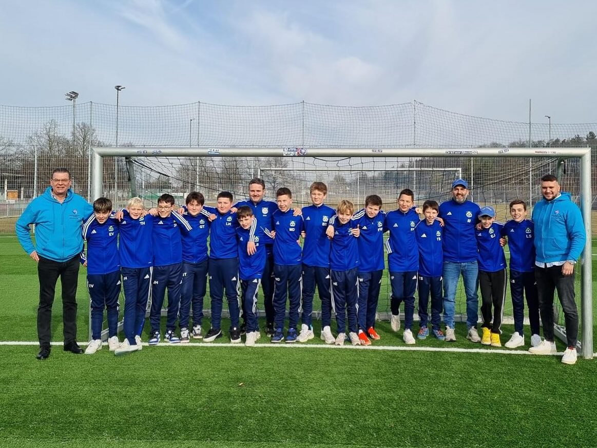 Neue Trainingsanzüge für unsere U13/2 – Herzlichen Dank an den Ambulanten Pflegedienst Grafing!🔵🟡
Große Freude bei unserer U13/2: Dank der großzügigen Unterstützung des Ambulanten Pflegedienstes Grafing – Pflege mit Hand und Herz konnten die Jungs mit neuen Trainingsanzügen ausgestattet werden.
Mit einheitlichem Outfit und strahlenden Gesichtern präsentieren sich die jungen Kicker nun noch stolzer auf dem Platz. Der neue Look stärkt nicht nur das Gemeinschaftsgefühl, sondern zeigt auch nach außen den starken Zusammenhalt im Team.
Im Namen der gesamten Mannschaft möchten wir ein herzliches Dankeschön an den Ambulanten Pflegedienst Grafing aussprechen – für die tolle Unterstützung und das Engagement für den Jugendsport in unserer Gemeinde!