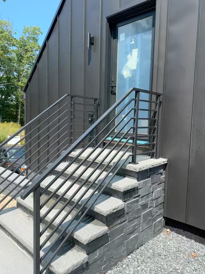We’re excited to share this newly installed custom black metal railing, handcrafted with square stock posts, handrails, and balusters. Its clean, minimal lines complement the home’s modern architecture and help anchor the design language throughout the space. With its sculptural quality and refined simplicity, it blurs the line between function and art.
#ModernArchitecture #CustomMetalwork #InteriorDetails #LuxuryHomes #MinimalDesign #BlackMetal #ArchitecturalDetails #ModernStaircase #EchelonBuilders