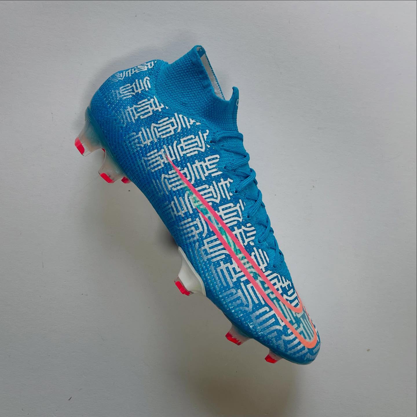 Power. Precision. Prestige.
Introducing the Nike Mercurial Superfly CR7 ‘Shuai’ — a bold tribute to Cristiano Ronaldo’s dominance and the meaning of “handsome” and “commanding” in Chinese culture.
Released as part of the exclusive China-themed collection, this boot combines metallic elegance with CR7’s unmistakable edge. Rare, refined, and built for speed — this is a collector’s dream and a pitch weapon.
Available now in UK 9.5 & 10 via our site.
Own a piece of greatness.
www.bootsfinder.co.uk
#CR7Shuai #NikeCR7 #MercurialSuperfly #RareBoots #CR7Collection #NikeFootball #CristianoRonaldo #BootCollector #FootballBoots #LimitedEdition #Bootsfinder