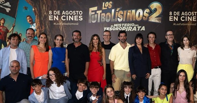 🎬⚽️ Anoche pre-estrenamos #losfutbolísimos2 ✨Peliculón que llega a los cines el 8 de agosto.
Hacer cine siempre es un sueño, pero hacerlo por segunda vez de la mano de un amigo al que quiero y admiro tanto como Miguel Ángel Lamata, acompañado de un incombustible ejército de payasos (amigos de muchas otras payasadas), y hacerlo todo para el goce y disfrute de los niños (sobre todo los míos 😄)… es una auténtica fantasía.
La nueva hornada de futbolísimos está de cine, el humor lamatiense luce por los cuatro costados de la pantalla y yo feliz de volver a servir en este escuadrón de gamberros profesionales. Gracias @alc_actores por ser el mejor! 🤗
⚽️🎬 Nos vemos en el cine el 8 de agosto. ¡No os la perdáis!
Foto Diego Díaz
#losfutbolísimos #CineEspañol #ComediaFamiliar #MiguelAngelLamata #Estreno