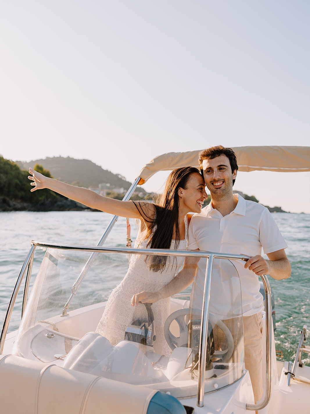 Mañana es el gran día de Ana y Mikel.
Hace unas semanas compartimos una tarde de esas que se guardan para siempre.
Mundaka fue el escenario, como no podía ser de otra manera.
Un lugar que les pertenece, donde han vivido tantas veces el mar, el tiempo y la calma.
Subimos al barco de Mikel, y mientras navegábamos, Ízaro nos acompañaba de fondo, esa isla que guarda recuerdos y promesas.
La travesía fue intensa… como la vida.
Y entre olas, viento y luz, sucedió lo importante: ellos, juntos, siendo ellos.
Wedding planner: @mkforlemons
Finca: @caserio_olagorta
DJ: @sonort_audiovisual
Floristería: @flores_elorz
Vídeo: @visionalternativa