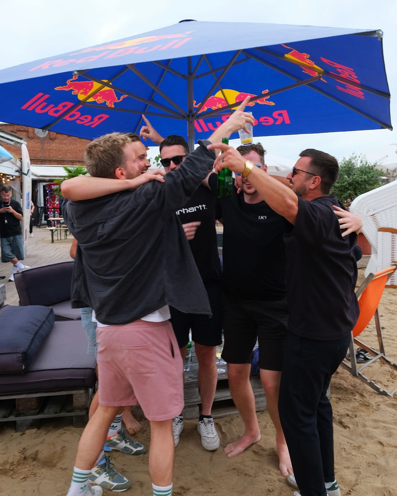 Hoch die Hände? Gilt bei uns nicht nur am Wochenende! 🙌 Feiern, chillen, anstoßen – Hauptsache eure Lieblingsmenschen und eine gute Zeit sind am Start. 🥳
Wir sind auch am Start: von Mai bis Oktober, täglich ab 12 Uhr – immer, wenn die Sonne lacht! ☀️
#strandparty #summerdays #strandsalon