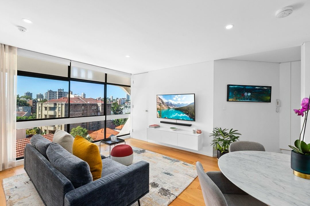 Just bought, Elizabeth Bay! Hugh and I were delighted to assist our repeat investor client in securing this sunny northeast corner apartment in âBayview Towersâ. Bathed in natural light and beautifully updated throughout, itâs a smart, high yield, low-maintenance addition to a growing portfolio.
#elizabethbay #pottspoint