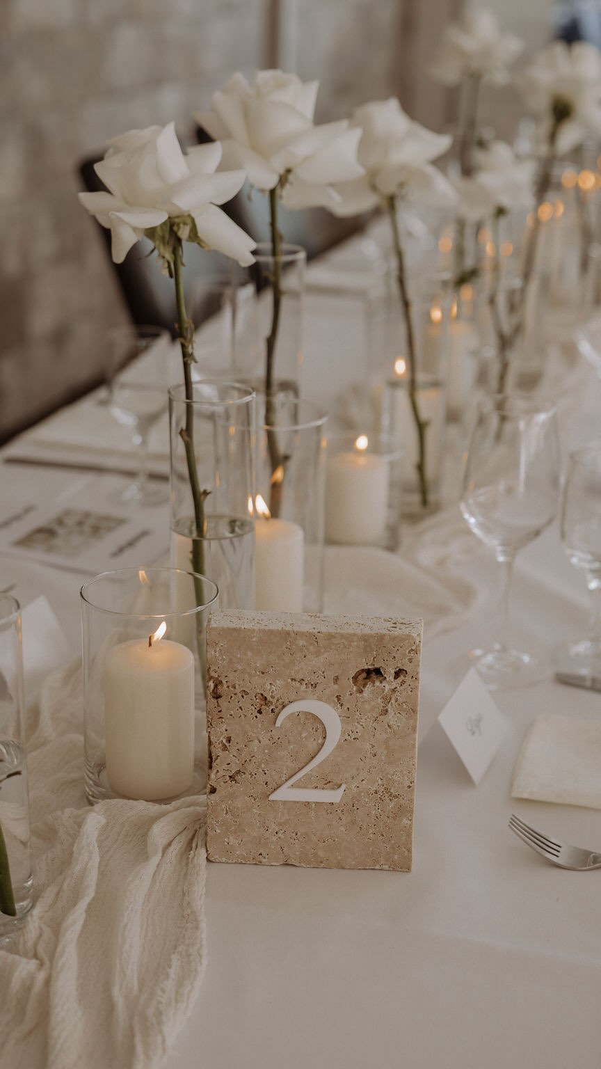 Weiße Rosen und unzählige Kerzen. Klar, elegant und strahlend.
Der Moment, in dem ihr Ja zueinander sagt – eingerahmt von zarten Rosen, hochwertigen Texturen und einem Hauch von Glamour.
So sah der Anfang aus.
Und dann kommt der Abend.
Und mit ihm die Magie.
Sanft flackernde Kerzen, goldenes Licht auf weißen Blüten, ein Gefühl von Wärme, Tiefe und echter Verbindung.
Hier wurde aus Dekoration Atmosphäre.
Und aus einem schönen Tag – ein unvergesslicher Abend.
Let’s design your forever.
Mit einem Konzept, das eure Geschichte erzählt – und wirklich zu euch passt.
Video im Dunkeln & Titelbild: @keaulrich.fotografie
#glamorouswedding #luxurywedding #whiteglsmwedding #elegantwedding #hochzeitsdeko #hochzeitsfloristik #hochzeitsinspiration #hochzeitsinspo #hochzeit2026