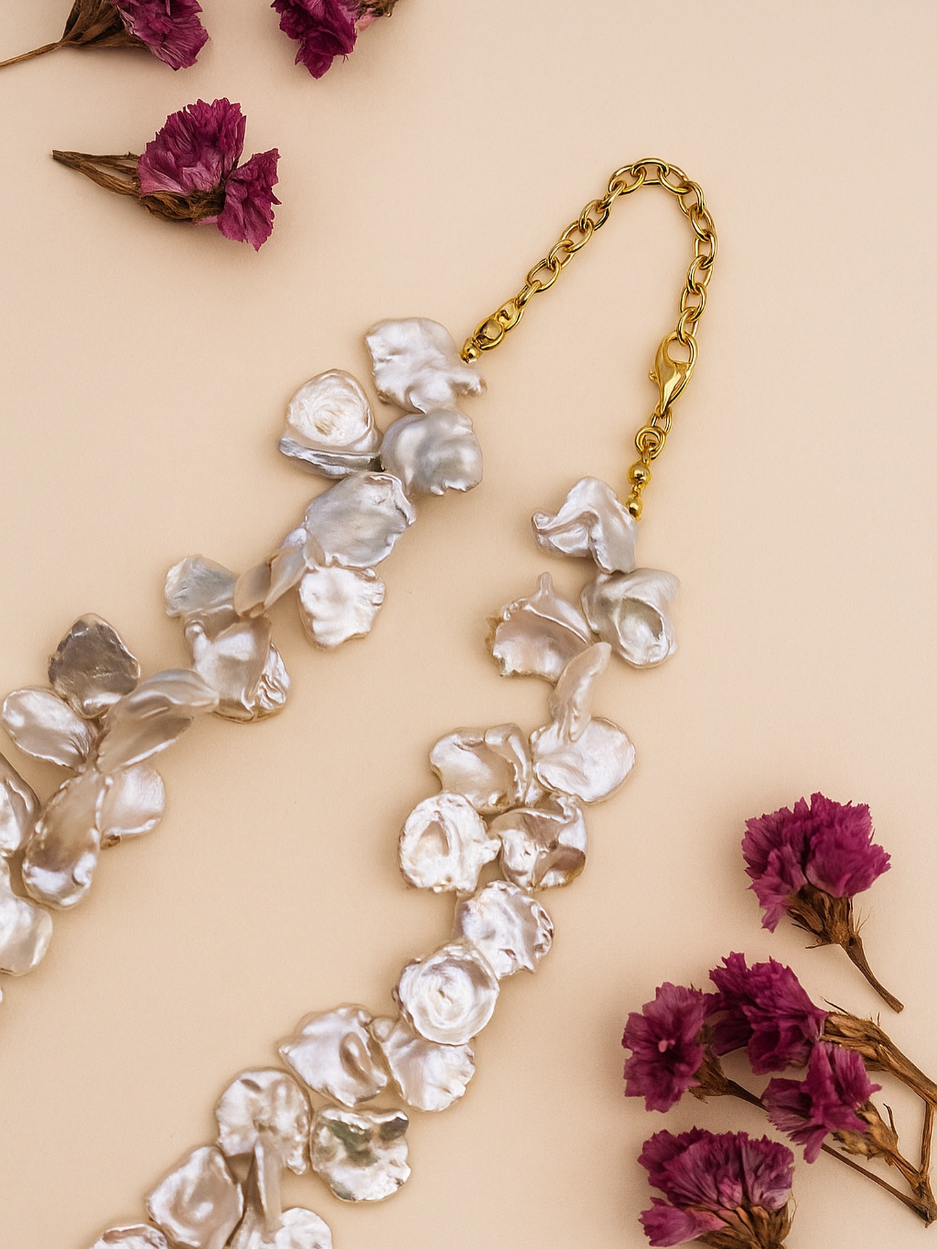 Realizzata con materiali di alta qualità e un design sofisticato, questa collana è il dettaglio perfetto per illuminare ogni tuo outfit, dal giorno alla sera.
Regalati o regala un’emozione preziosa: un simbolo di bellezza e armonia da indossare sempre con orgoglio.
Visita ora www.nicarejewels.com e lasciati conquistare da Lunae Petalis — il gioiello che farà brillare ogni tuo momento✨