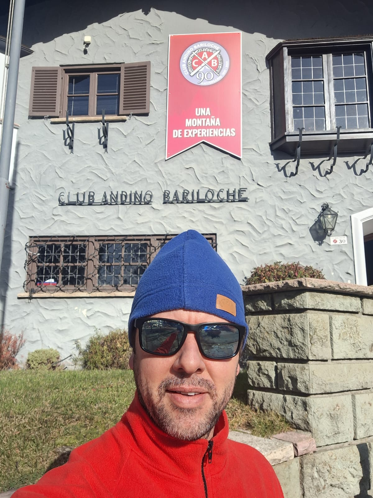 ASGEM no CLub Andino Bariloche: Irmandade Montanhista! 🏔️🇦🇷 🇧🇷
O presidente da ASGEM @eliascaetano1980 visitou o Club Andino Bariloche (CAB), entidade-irmã referência no montanhismo da Patagônia argentina. A recepção foi calorosa, fomos recebidos pelo Gerente do Club Marcelo Deza e Luciana Campos integrante da Diretoria.
Fundado em 1931, o CAB é como um “irmão mais velho” e é admirado por nós pela sua trajetória e representatividade. Ambas as instituições compartilham valores como inclusão, sustentabilidade e vínculo comunitário, além de serem vinculadas à UIAA (Federação Internacional de Montanhismo). Uma placa no clube sintetiza essa identidade: “Aqui vive o amor à montanha”.
O diálogo rendeu ações concretas: foi proposta uma parceria para intercâmbio de trekking nos Caminhos das Araucárias e Mata Atlântica, com apoio do GT Trilhas da ASGEM @maguidofly
Também houve conversas iniciais entre PAESG @paesg.asgem (ASGEM) e CAX (CAB) para colaboração em resgates montanhistas. Como símbolo dessa conexão, Marcelo presenteou Elias com o livro “Rescates en Montaña”, que celebra os 90 anos do CAX.
Luciana Campos resumiu o espírito do encontro: “O amor pelas montanhas nos une!”. Já Elias Caetano reforçou: “Somos uma rede que precisa se conectar!”.
Como próximos passos, a ASGEM se colocou à disposição para receber o CAB no Brasil, e o clube argentino levará as tratativas a seus diretores para fortalecer os laços.
Agradecemos ao CAB pela inspiradora acolhida! Sigam seu trabalho: @club_andino_bariloche
@uiaa_official
#ASGEM #CAB #Montanhismo #Patagonia #UIAA #Trilhas #Aventura #Natureza #escalada #camping #climb #preservaçãoambiental