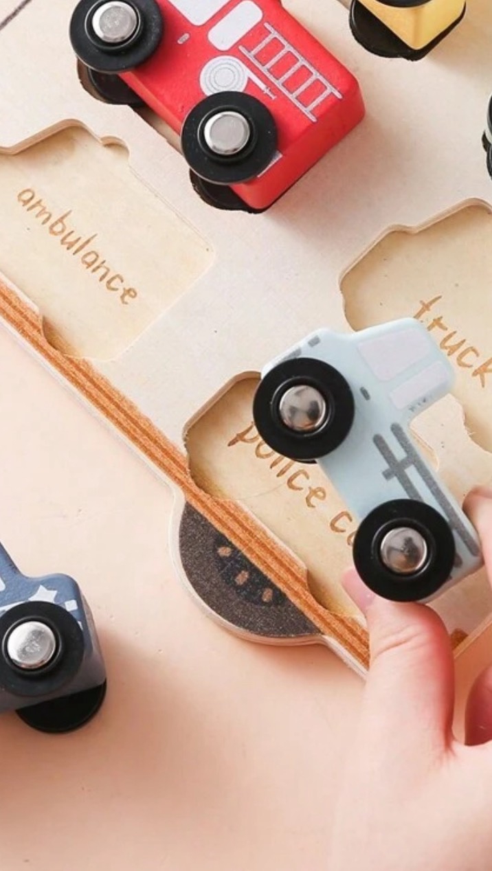 🚗✨ Si tu bebé ama los carritos… ¡este será su favorito!
Un rompecabezas 🧩 interactivo que enseña, entretiene y se transforma en juego libre.
Incluye 6 carritos de transporte con rueditas reales:
🚕Taxi | 🚓 Patrulla | 🚛 Camión de Reciclaje
🚒 Bomberos | 🛻 Camión de Carga | 🚑 Ambulancia
Diseñados para encajar en su lugar y luego recorrer toda la casa 🏁
Mientras juega, tu peque podrá reconocer diferentes tipos de vehículos 🚗 , colores y formas.
🧩 Juguete 2 en 1
🧠Estimula la memoria 🧠, la coordinación✨ y la motricidad fina 🖐🏻, ¡mientras se divierte a lo grande!
Disponible en 🛒 www.kailu.mx