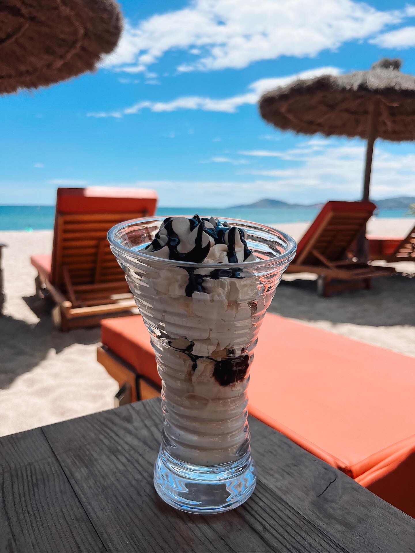 Ice Baby🍦
Rien de mieux qu’une bonne glace pour se rafraîchir avec ce soleil ☀️
Venez déguster nos coupes glacées & cocktails sur un transat au bord de la mer 🌊
📲 07.49.77.57.89
📍Plage de la Marende, Argeles sur Mer
#hawai #beach #club #restaurant #clubdeplage #sable #mer #argelessurmer #clubdeplage66 #saintcyprien #canetenroussillon #perpignan #cotecatalane #pyrenneesorientales #beachclub #cuisine #famille