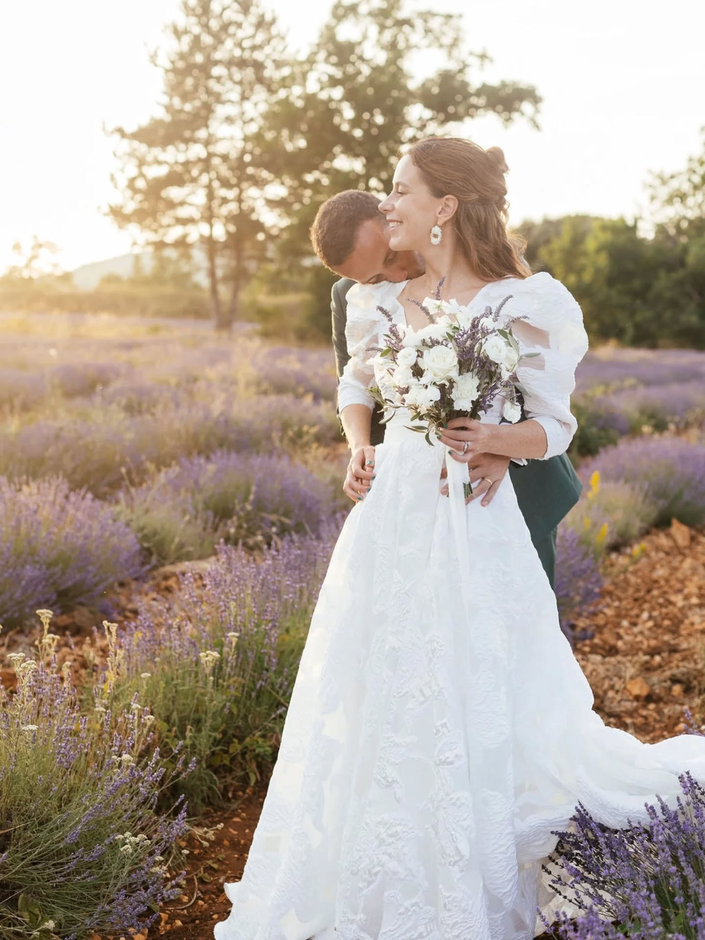 🪻 J & N 🪻
Des amoureux comme ça ✨️
Lieu : @lagrangedejavon
Photographe : @allekza
Fleuriste : @melaine.bois.fleuri
Mariée : @justinebidard
#fleuriste #flowers #frenchweddings #flowerlovers #fleursmariage #fleuristeevenementiel #fleurs #mariage #mariageenprovence #madeinprovence #weddingbouquet #weddingprovence #weddingsouthoffrance #bride #bridalbouquet
