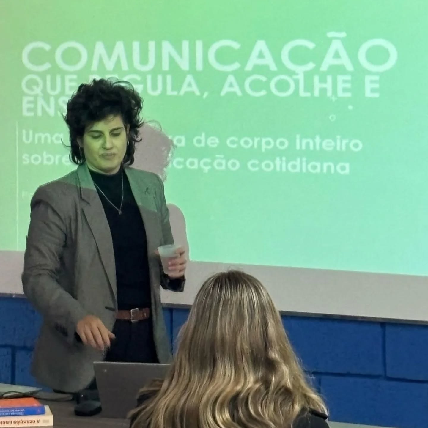 Comunicação que regula, acolhe e ensina. Uma perspectiva de corpo inteiro sobre nossa comunicação cotidiana.
Nessa última quinta-feira, 31 de julho, tive a honra de estar e conhecer o @colegio_populus mais de perto.
Fui convidada a levar um pouco sobre Comunicação e Regulação Emocional para o corpo de professoras/es que estão em momento de retomada de semestre letivo.
Foi um encontro bonito, de partilha e presença.
Falamos sobre escuta, sobre a potência da co-regulação emocional e como a forma com a qual nos comunicamos — com os outros e conosco — pode ser chave para relações mais seguras, respeitosas e possíveis.
Agradeço ao diretor Márcio Espadas pela confiança e por esse espaço de cuidado com quem cuida.
E agradeço, com o coração cheio, a cada professora e professor que esteve presente com escuta, sensibilidade e curiosidade.
🌱