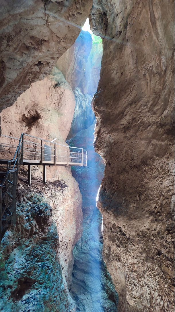 V úterý 22.7.2025 jsme si dopo dali znovu kaňon taky Novella, tentokrát ale pěšky shora... 30€ pro rodinu a výlet na cca hodinu a půl, pokud se nechcete dlouze kochat... Naše děti se moc kochat nechtěly, a tak jsme odpo ještě stihli cyklovýlet... Viz další reel (kdo nechcete, aby vám utekl, sledujte nás).
#vimteamcz #visititaly #canyons #canyon #water #river #cestujemesdetmi #cestujeme