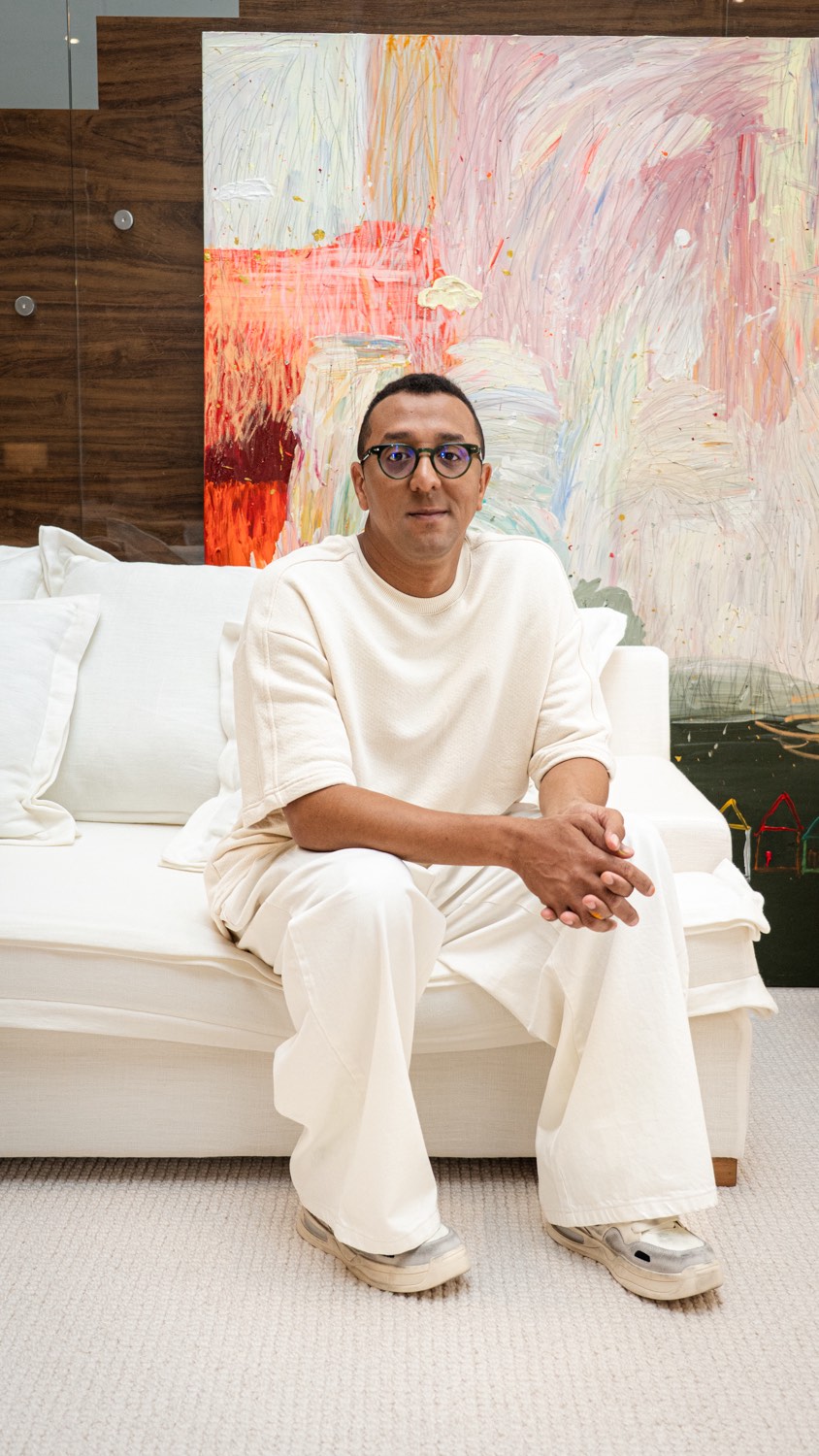 A intervenção artística de Diego dos Santos nas letras do CasaHall marca a chegada da 3° edição da DW! Tour em Balneário Camboriú.
Imerso nas artes desde a juventude, Diego resgata a pintura em tela para criar um estilo contemporâneo e cheio de identidade. Suas obras vibrantes aproximam a arte de todos, trazendo cor e significado ao espaço.
Ele compartilha um pensamento que guia sua trajetória:
“Sua arte é quem você é. O mais fiel, o mais excêntrico de você mesmo.”
Essa intervenção transforma o CasaHall em um cenário ainda mais inspirador, onde cultura e criatividade convivem em perfeita harmonia.
A DW! acontece de 19 a 22 de agosto. Confira todos os detalhes no blog casahall.com.br