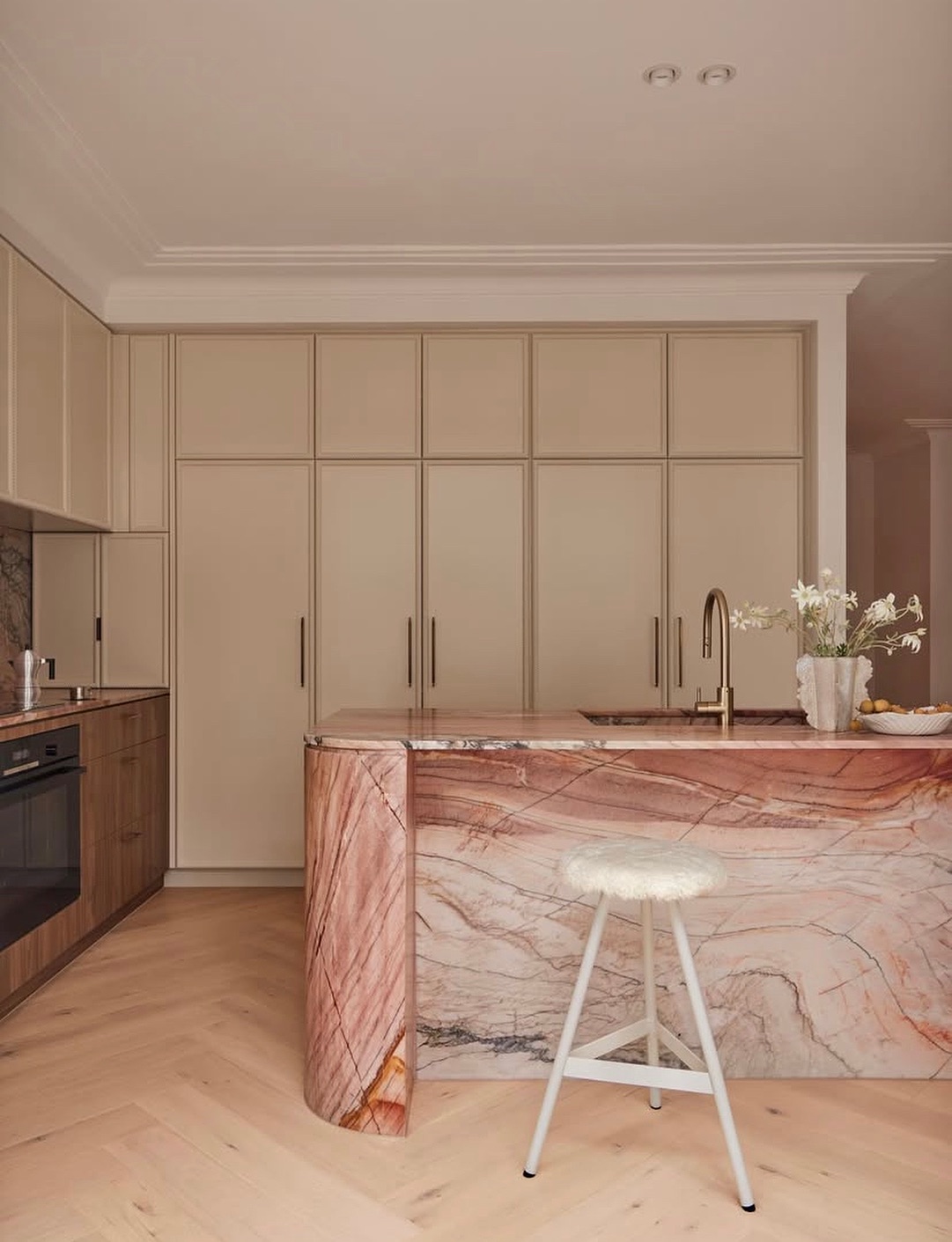 Adding this to the grid as it’s a perfect example of a neutral colour scheme with a pop of colour and texture. A balance of timeless design with enough visual interest (that stone!) to feel on ‘trend’ without being trendy. Love, love, love.
Source: @studioparker
#oliive_studio #oliive #interior #interiordesign