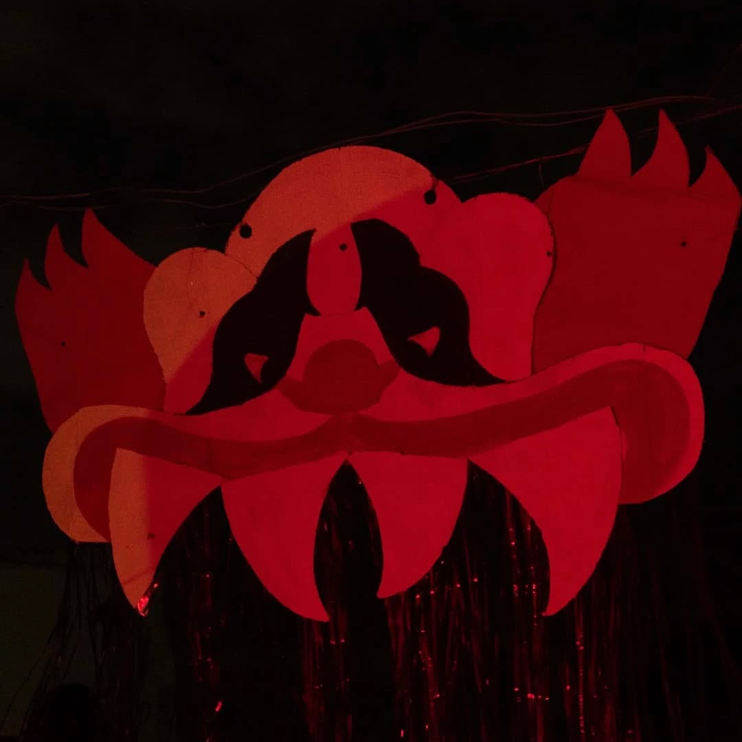 A energia da Mostra Ceilombra Volume 2 foi surreal! ✨ A quebrada pulsou cinema, debate e muita música. Agora, você pode reviver cada momento dessa noite histórica. As fotos já estão no ar! 🔥
Acesse nosso site e encontre seu registro na Nascente das Lombras! (Link na Bio)
📷 @rraffaeel
#MostraCeilombra #CeilombraV2 #NascenteDasLombras #ArtePeriférica