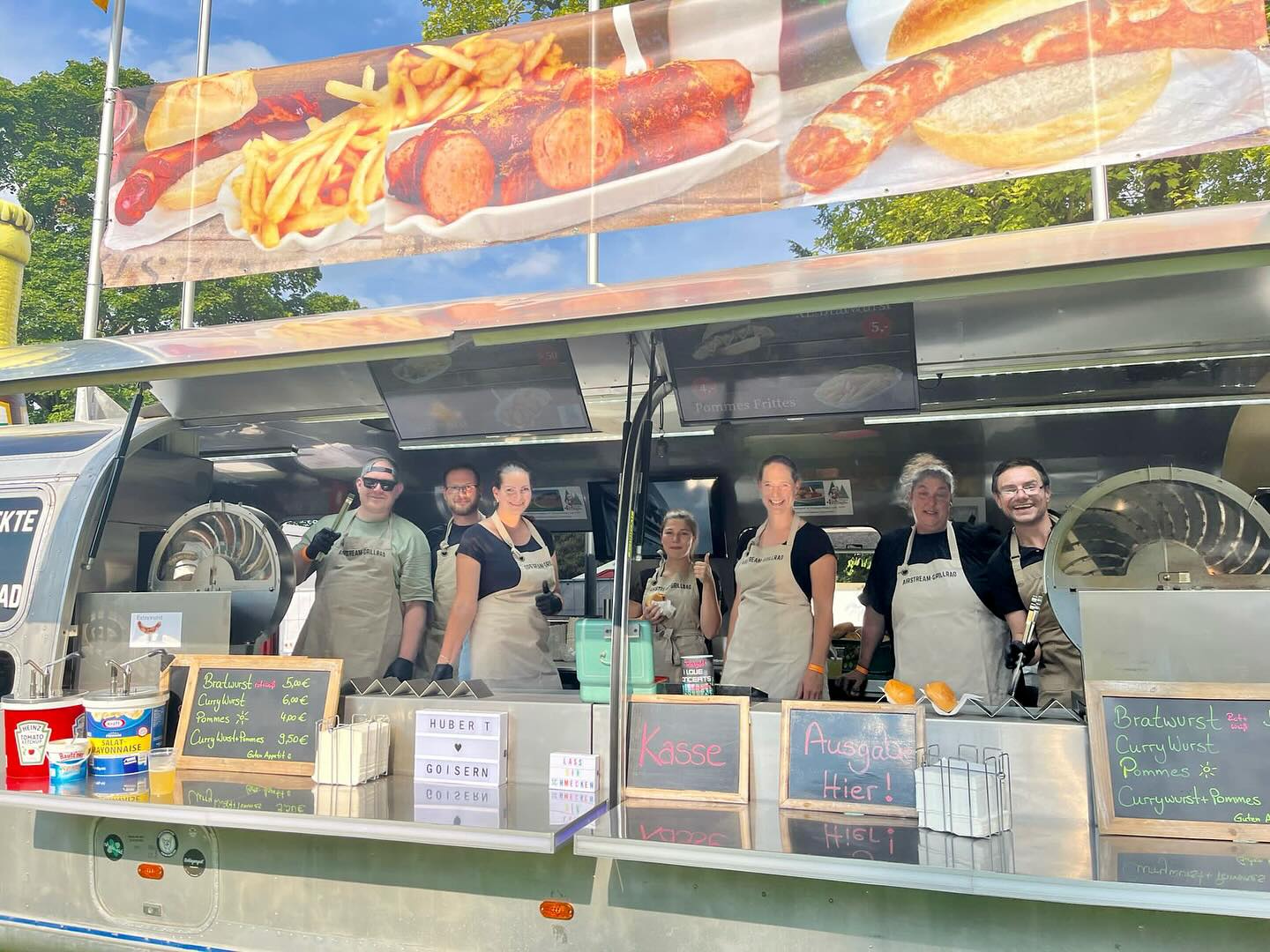 2 Grillräder 600er sind im Airstream Foodtruck verbaut worden für perfekte gegrillte Würste. Grillrad.de aktuell G600 im online Shop erhältlich #madeingermany #grillideen #grillliebe #grillneuheit #bbqdeutschland #grillgadget #sommergrillen #grillzubehör #grillfans #stuttgart #munich #köln #hamburg #grilllife #grillrad