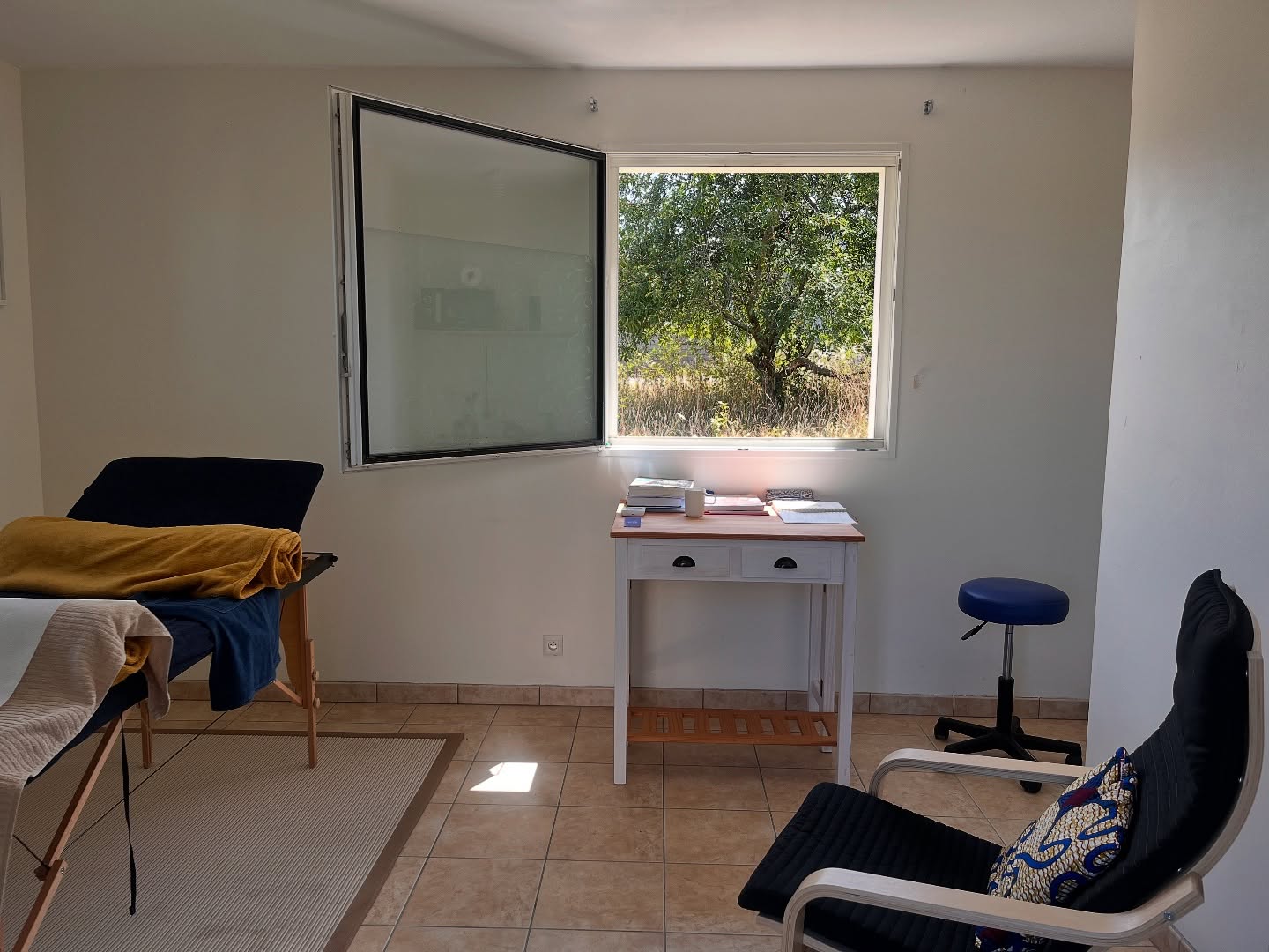 Qui n’est pas un encore venu ?
Si vous êtes dans les Côtes d’Amor, et plus précisément sur la côte de granit rose, c’est peut-être le moment de réserver votre séance de réflexologie plantaire …
Le cabinet, ouvert jusqu’au 26 août, est situé à quelques minutes de #tregastel, sur la route de Landrellec, à gauche de la pharmacie du Trégor, à Pleumeur-Bodou.
C’est un joli havre de paix, pour se retrouver et prendre du temps pour soi.
🍃☘️🌳
Prise de rendez-vous via Planity “Aurore Courcoux Réflexologue” Séance à #pleumeurbodou
Ou directement par téléphone ou via le site www.ressource-aurore.fr
À bientôt 👋🏾