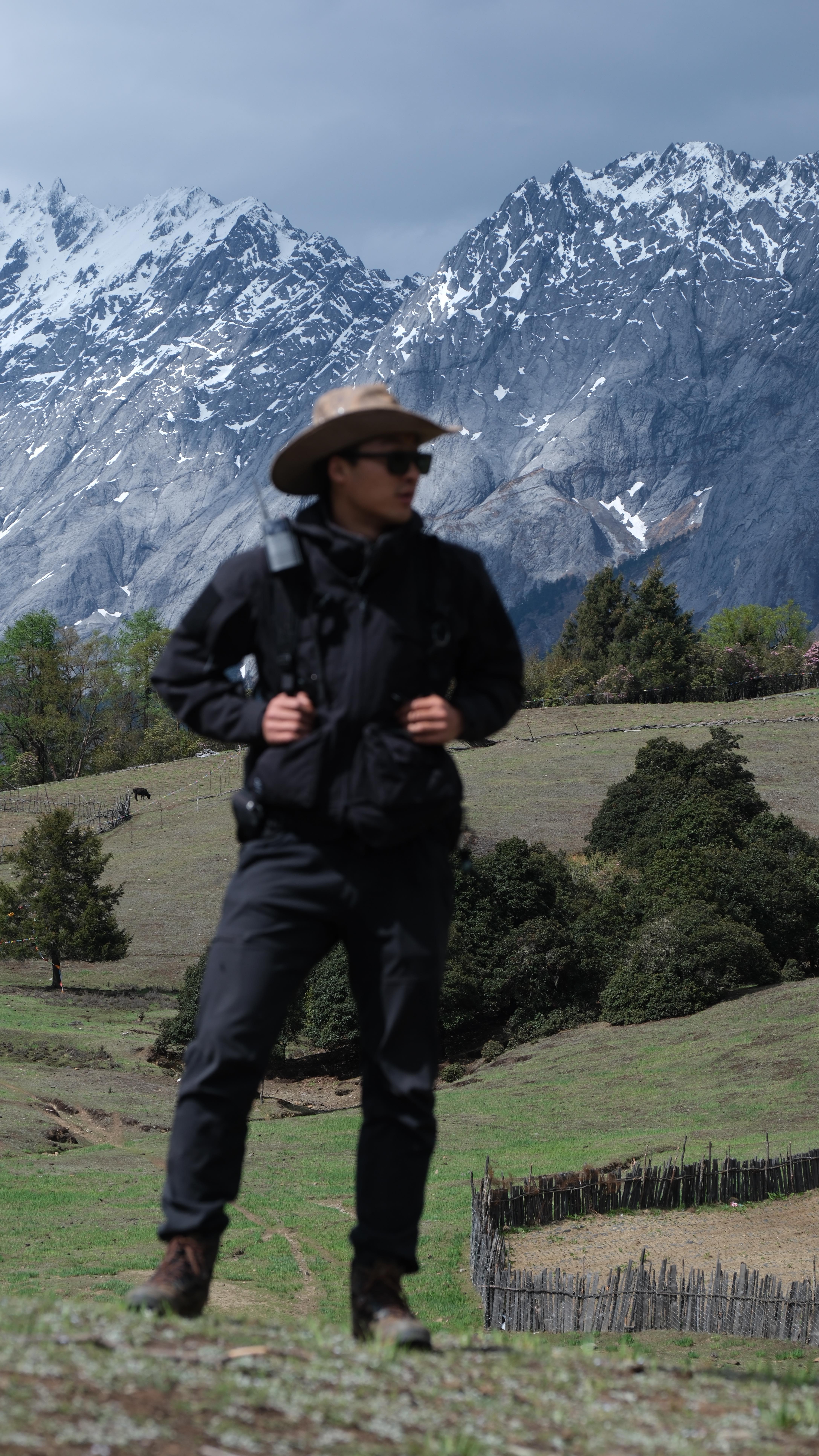 🌄 Woks & Wonders Present:
TseDan Rob - Shangri-La’s Brewing Philosopher
How many circles has TseDan Rob walked around Shangri-La’s sacred ring? This Khampa son carries these snow mountains in his bones. He measures altitude not in meters, but in depth of silence - a philosopher brewing truths at the roof of our world.
🧭 BETWEEN DIPOLMA AND DIRT
With a degree from China’s top earth sciences institute and a philosopher’s heart, Rob isn’t your typical outdoor guide. The rare fusion of academic rigor and nomadic intuition once led him to design expeditions for luxury resorts like Songtsam. But when compromise dulled the wilderness’ truth, he walked. Not from opportunity, but toward integrity.
⛰️ HIS QUIET REBELLION
So he birthed Boundary Journey - less enterprise, more manifesto. Rob’s rebellion brews in gestures. He lifts fellow guides through dignified work, proving that serving travelers is no menial task - it’s an art. That true luxury isn’t thread-count, but trust. That safety isn’t luck - it’s science steeped in love for this land.
👣 WHERE PATH FADE TO MEANING
Rob knows every curve of Shangri-La’s ring roads. But his real work begins where paths fade - in the space between a stranger’s doubt and wonder, between a poured cup of coffee and a shared silence that needs no translation.
Ready to cross boundaries? Let Rob guide you where China’s soul runs wild.
Follow @woksandwonders for guardians of China‘s unseen.
#GeologyWithSoul #BoundaryRevolution #ShangriLaUncharted #TibetanEchoes #YunnanBrew #RealChinaJourney #MountainCartography #EmptyMountains #woksandwonders