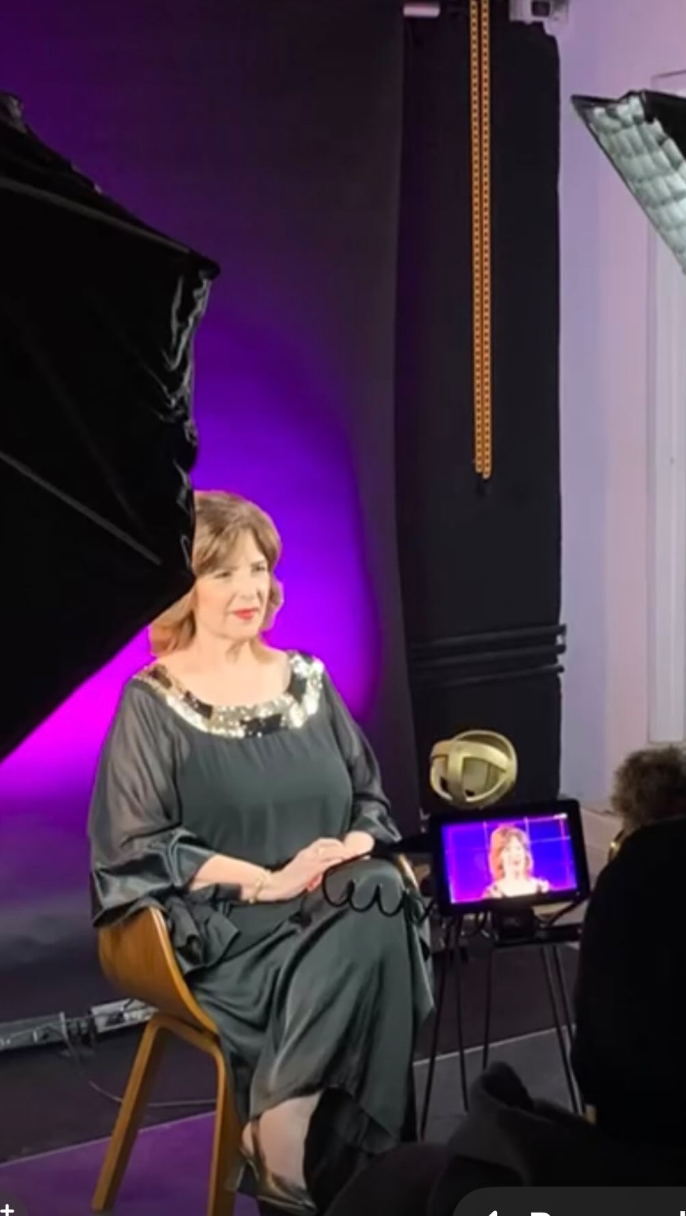 Hay un instante, justo cuando se enciende la luz de la cámara, en el que todo se alinea: la emoción, la intención y mi voz.
Frente a la cámara no solo hablo… siento y conecto. Porque comunicar, para mí, es un acto de conciencia absoluta.
🗯️ ¿Qué despierta en ti el poder de la comunicación?
#ComunicarEsConectar #PoderDeLaPalabra #comunicación #ComunicaciónEstratégica #Oratoria #YolandaMañánConsultoría