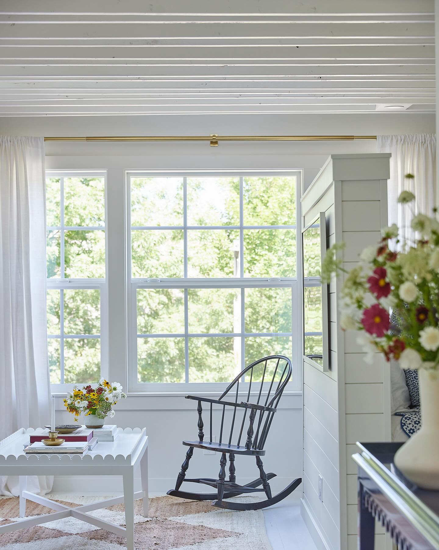 The perfect little spot to curl up with a book and enjoy the last of the slow summer days. Because despite what the internet is telling us, it is in fact still summer and very much not yet Halloween! Styling: @cozbi_jean_
Photography: @bill_holt_photography