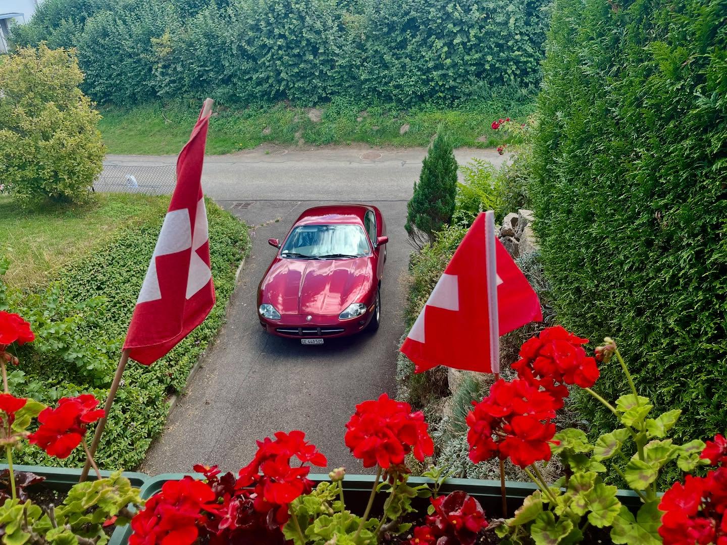 🥂 Vive le 1er Août, vive la Suisse ❤️🎊🇨🇭
.
#fetenationale #swisszerland #Rallydespantheres🇨🇭#oldtimer #happyday
