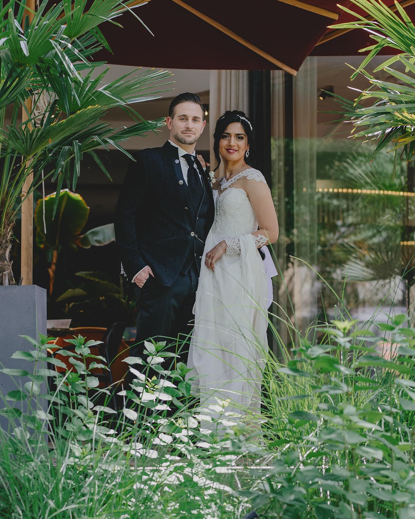 Nabila&Andre ✨
Liebe kennt keine Grenzen.
Sie fragt nicht nach Entfernung, Kultur oder Sprache – sie spürt nur das Herz, das sie ruft. Wenn es sein soll, überwindet sie Ozeane, Berge und Zeitzonen. Sie findet einen Weg – von einem Ende der Welt zum anderen – um zwei Seelen zu vereinen, die füreinander bestimmt sind. Denn wahre Liebe braucht keine Nähe, sie braucht nur Echtheit. Und wenn zwei Herzen im gleichen Takt schlagen, ist selbst die größte Entfernung bedeutungslos.🌹