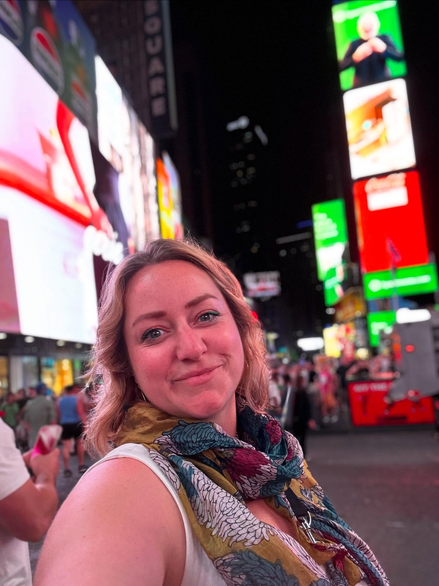 Ça devait faire 10 ans que je n’avais pas pris de vacances en plein été.
La société m’a appris que le travail passait avant tout. Alors je me suis persuadée que ça ne pouvait être autrement. Qu’il y avait un temps pour tout.
Mais ce temps a eu raison de moi. Cela fait des semaines que mon moral va en s’amenuisant et que je me sens dépassée par une charge de travail au delà de ce qu’un personne seule peut assumer.
Lorsque l’eau bout trop fort, le couvercle saute et ça déborde de tous les côtés.
Alors je prends du temps. Pour moi. Pour mon esprit. Pour mon cerveau. Pour mon bien être. Pour ma sérénité.
Le blues du passé et l’anxiété du futur me rongent et je n’arrive plus à rien contrôler.
Alors j’appuie sur pause.
Cette escapade à New York est une des réponses à mon mal être.
Je retrouve mes yeux d’enfants, prêts à être émerveillés, à découvrir, à apprendre, à voir, à connaître, à observer… ce n’est qu’un évitement, j’en suis consciente, mais ça marche un temps. Le temps de relâcher mon esprit pour pouvoir souffler. Le temps de grandir à nouveau. Le temps de faire des ajustements, loin de la maison. Le temps de me dire « j’ai le temps ».
Tout va trop vite.
Je n’ai même plus le temps de penser.
Alors, j’appuie sur pause avant de reprendre le train et de réussir à le faire aller à l’allure dont j’ai besoin. Mon allure. À moi.
Je vous souhaite de vous forcer à prendre le temps pour vous. Ce n’est jamais du temps perdu. Le corps, l’esprit, le cœur, les rêves, la vie. Tout est lié.
Prenez soin de vous et de votre santé mentale les amis.
Joy, votre soleil qui revient bientôt vous chanter des chansons ☀️
•
#newyork #nyc #unitedstates #empirestateofmind #aliciakeys #broadway #brooklyn #justagirlinnewyorkcity #musician #mentalhealth #takeabreak #singer #chanteuse #ukulele #wanderlust #traveller #voyage #discover #likeakid