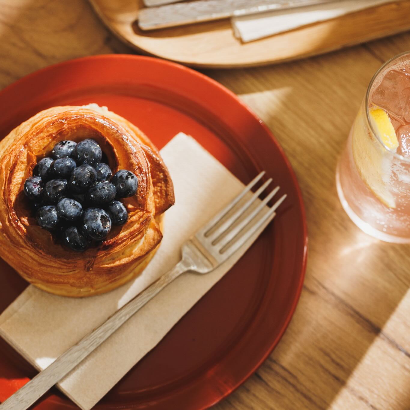 Még holnapig kóstolhatod a szezonális áfonya-feketeribizli-vanília kosárkánkat! Fotó: @n2photo.hu #frenchbakery #sourdoughbakery #eatrealfood