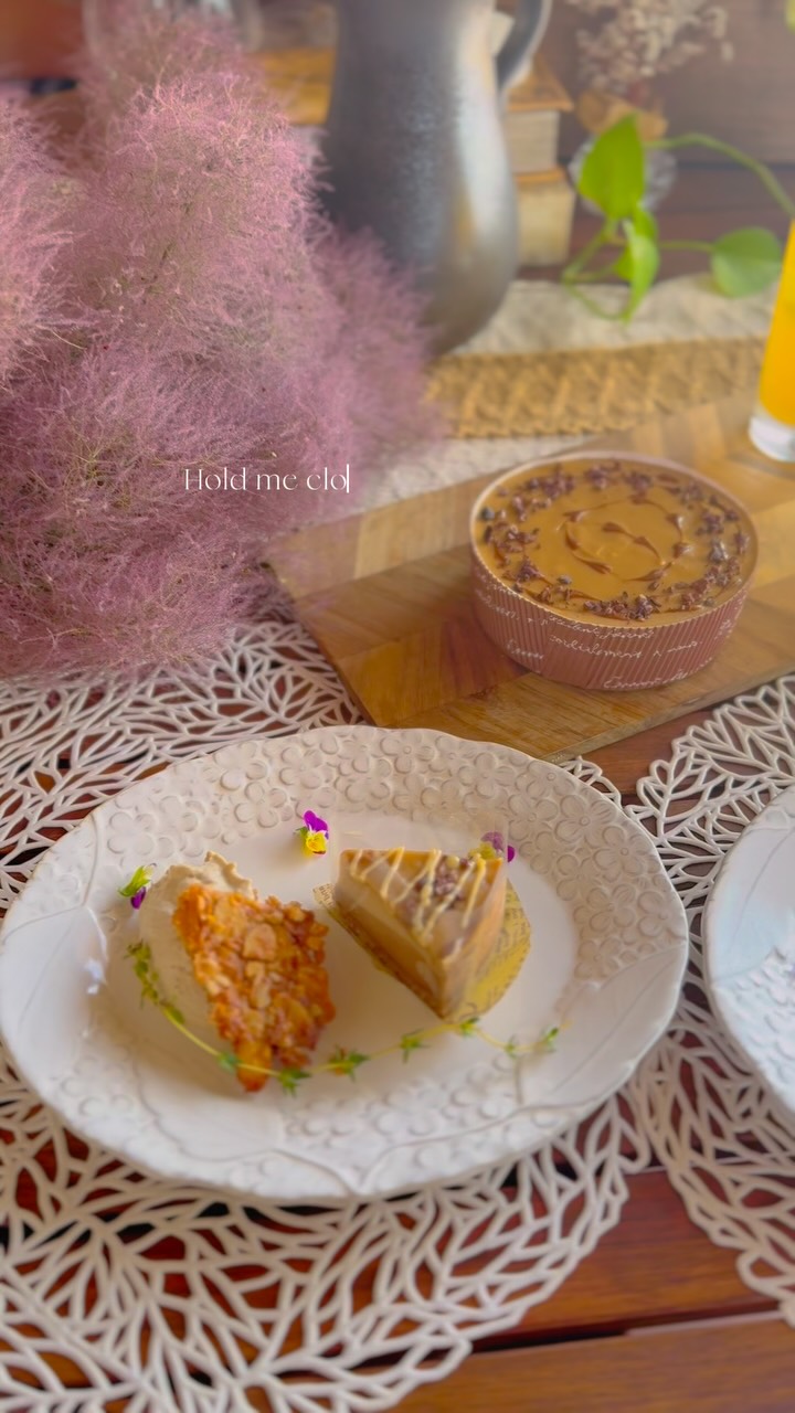 〜𝑹𝒂𝒘 𝒔𝒘𝒆𝒆𝒕𝒔 𝐋𝐞𝐬𝐬𝐨𝐧〜
ロースイーツレッスン
久しぶりの投稿です
レッスンレポも
随分と溜まってしまいました…笑
昨年より私自身のエネルギーが随分と変わり、
表現の仕方も
切り替え方も変わってしまい
投稿頻度はかなり落ちてしまいましたが
“心地よく
やりたいことをする”
この精神は変わらずで、
つながる方とのご縁を大切に
これからも過ごしていきたいと思います
実は今週あたまにはリトリートへ
この地球の輝きにつながり、
光を受け取り、
これからの人間的な意識のあり方も
学ばせていただきました
昨日の大きな地の揺れ…
連日の猛暑…
地球はこれからますます
変容へと進んでいくようです
わたしたちはこの自然の変容と共に
生きる術を考えていくようになります
私のレッスンでは自然が教えてくれる
植物の叡智を伝えられたらと思います
そこには科学的な進歩により忘れ去られてしまった
豊かな味覚の再発見から、精神との繋がり
大地に根を降ろし、枝葉を茂らせ
花や実をつけるその力強いエネルギーを
感謝とともにいただきます
------------
⧉ Raw塩キャラメル×エスプレッソケーキ ⧉
〜Raw Salted Caramel x Espresso Cake〜
------------
一番人気のレッスン
キャラメルとコーヒーのアロマ感豊かな香りが
口いっぱいに広がります
作ったものはお持ち帰り(ワンホール)なので
帰ってご家族とご一緒にお召し上がりいただけます
˚°ºᵒ•♡•ᵒº°˚♢°ºᵒ•♡•ᵒº°˚♢°ºᵒ•♡•ᵒº°˚
《8月スケジュール》
5日
ロースイーツパティシエ講座
9、23日 光のRawチョコレートBOX販売
24、26日 発酵×Raw×Herbスイーツレッスン
8、11〜16、21、23、27、30日 予約不可日
上記日程以外で
ロースイーツレッスン
スピリチュアルカウンセリングのリクエスト受付中♪
⁎⑅⃝⁎୨୧⁎⑅⃝⁎୨୧⁎⑅⃝⁎୨୧⁎⑅⃝⁎୨୧⁎⑅⃝⁎୨୧⁎⑅⃝
《募集中講座》
🌿ロースイーツパティシエ認定講座
→ロースイーツのノウハウを学びます
🌿ローショコラパティシエ講座
→ローチョコレートに特化した講座です
他リクエスト可能
🌹花おはぎレッスン
ヴィーガン仕様の餡を使った可愛いお花絞り
🌹ショコラフラワー講座
仕様の違う3種類のチョコレートでお花絞り
🌿𝒍𝒐𝒉𝒂𝒔𝑻𝑰𝑪 𝒔𝒘𝒆𝒆𝒕𝒔は
日本ヘルシーフード協会
『ロースイーツパティシエ』
『ローショコラパティシエ』
𝗋𝖺𝗐&𝗋𝖺𝗐認定校になります
@rawsweets.aki.lesson
🍎発酵料理教室 円居認定講師
🌹社)𝑨𝑳𝑨
『ショコラフラワー認定講師』
*・゚゚・*:.。..。.:*・゚゚・*:.。. .。.:**・゚゚・*:.。..。.:*・゚゚・*:.。.
《𝒍𝒐𝒉𝒂𝒔𝑻𝑰𝑪 𝒔𝒘𝒆𝒆𝒕𝒔》
ロースイーツ/発酵スイーツ/植物療法/花おはぎ
/ベビー教室/スピリチュアルサロン
☆𝑳𝑰𝑵𝑬 (𝑰𝑫→@𝟥𝟩𝟨𝗊𝗎𝗏𝗅𝗂)のお友達追加で
お得なクーポン配布中♡
スピリチュアルカウンセリングアカウントは
@draco_illumina
#ローショコラパティシエ #ローショコラ #ローチョコレート #ローチョコレートレッスン #ローチョコレート教室 #ヴィーガンスイーツレッスン #ヴィーガンお菓子 #オーガニックスイーツ #プラントベーススイーツ #身体に優しいお菓子 #グルテンフリーのお菓子 #発酵おやつ #発酵ジュース #発酵シロップ #発酵スイーツ #ハーブスイーツ #フィトセラピー #phytotherapy #植物療法 #静岡花おはぎ #ロースイーツオンラインレッスン #子連れ参加 #ロハスチックスイーツ #ロースイーツ講座 #𝚛𝚊𝚠𝚜𝚠𝚎𝚎𝚝𝚜𝚕𝚎𝚜𝚜𝚘𝚗 #ロースイーツ教室 #ロースイーツ焼津 #ロースイーツ静岡 #焼津ママ