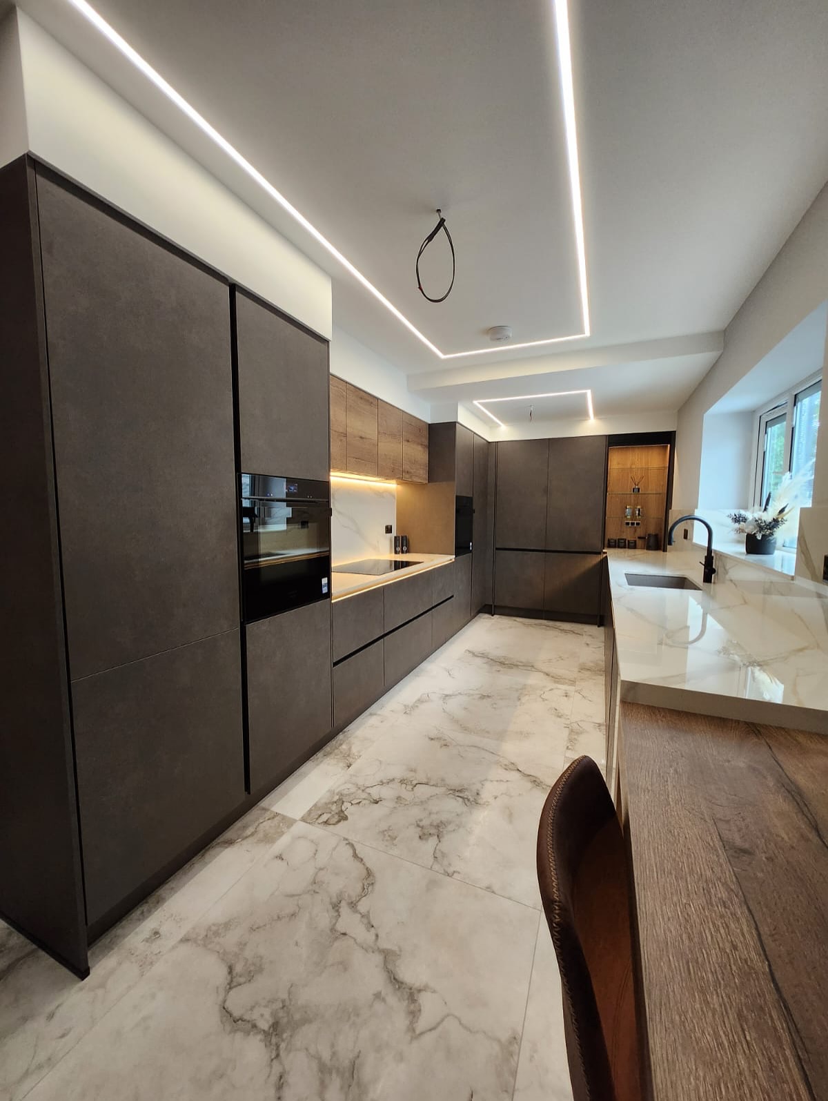Designed to bring warmth and elegance into the heart of your home.🤎
Featuring Concrete Terra and Havana Oak door fronts, brown acoustic panels, sleek porcelain worktops, and a hidden utility room where modern function meets timeless design.
Supplied, designed, and fitted @shethsinteriors
-
-
-
-
-
-
#LuxuryKitchen
#ModernKitchenDesign
#GermanKitchen
#NobiliaKitchen
#ConcreteKitchen
#PorcelainWorktops
#KitchenInspo
#KitchenGoals
#LuxuryInteriors
#HomeDesign
#KitchenDesignIdeas
#ContemporaryInteriors
#MinimalLuxury
#BespokeKitchen
#InteriorDesignLovers
#DreamKitchen
#InstaHome
#InteriorStyling
#KitchenRenovation
#KitchenInspiration
#ArchitecturalDesign
#HomeInspo
#DesignLovers#quotes #nobilia #quooker #siemensstudioline #blanco #novyuk