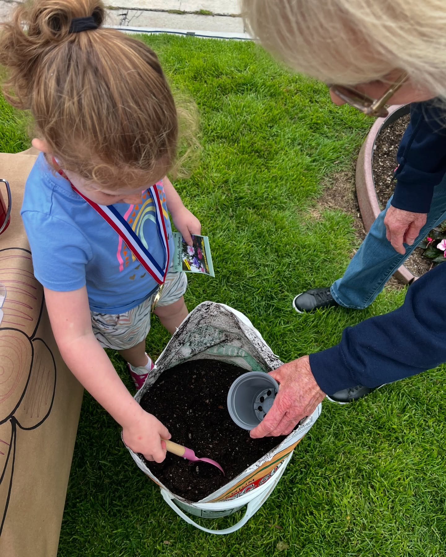 Look what’s been sprouting since our Plant Boutique! Kids got to plant their own seeds at our very first Kids Garden Craft Station and a few weeks later, we received this adorable update 🌱🌱🌱 (swipe to see!)
The Garden Club may be on break, but the gardens (and little gardeners!) are still growing strong 🌻☀️
📸: Ligaya Jakmistan