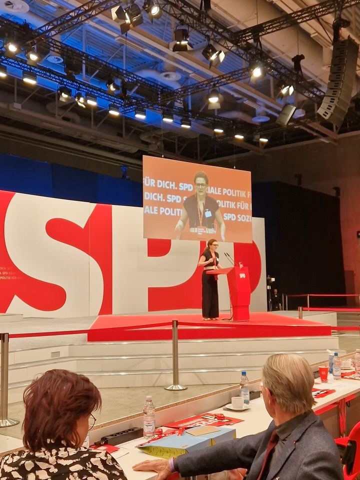 Klimagerechtigkeit kommt nicht von allein – wir machen Politik dafür. 🌍✊
Auf dem SPD-Bundesparteitag haben wir einen Antrag für klimagerechtere Politik durchgesetzt – weil klar ist: Die Klimakrise ist DIE soziale Frage.
Wer heute nicht handelt, nimmt billigend in Kauf, dass Menschen ihre Lebensgrundlagen verlieren – hier und weltweit.
Klimagerechte Politik heißt für uns:
den sozial-ökologischen Wandel aktiv gestalten – mit einer Politik, die Menschen schützt statt Profite.
Denn Klimaschutz darf nicht auf dem Rücken derer gemacht werden, die eh schon wenig haben. Und: Er darf nicht weiter blockiert werden, nur weil es einigen wenigen wehtut.
Sozial. Gerecht. Klimasolidarisch.
🌱🌹 #SPD #klimagerechtigkeit #climatejustice #bundesparteitag #sozialundökologisch #unserezeit