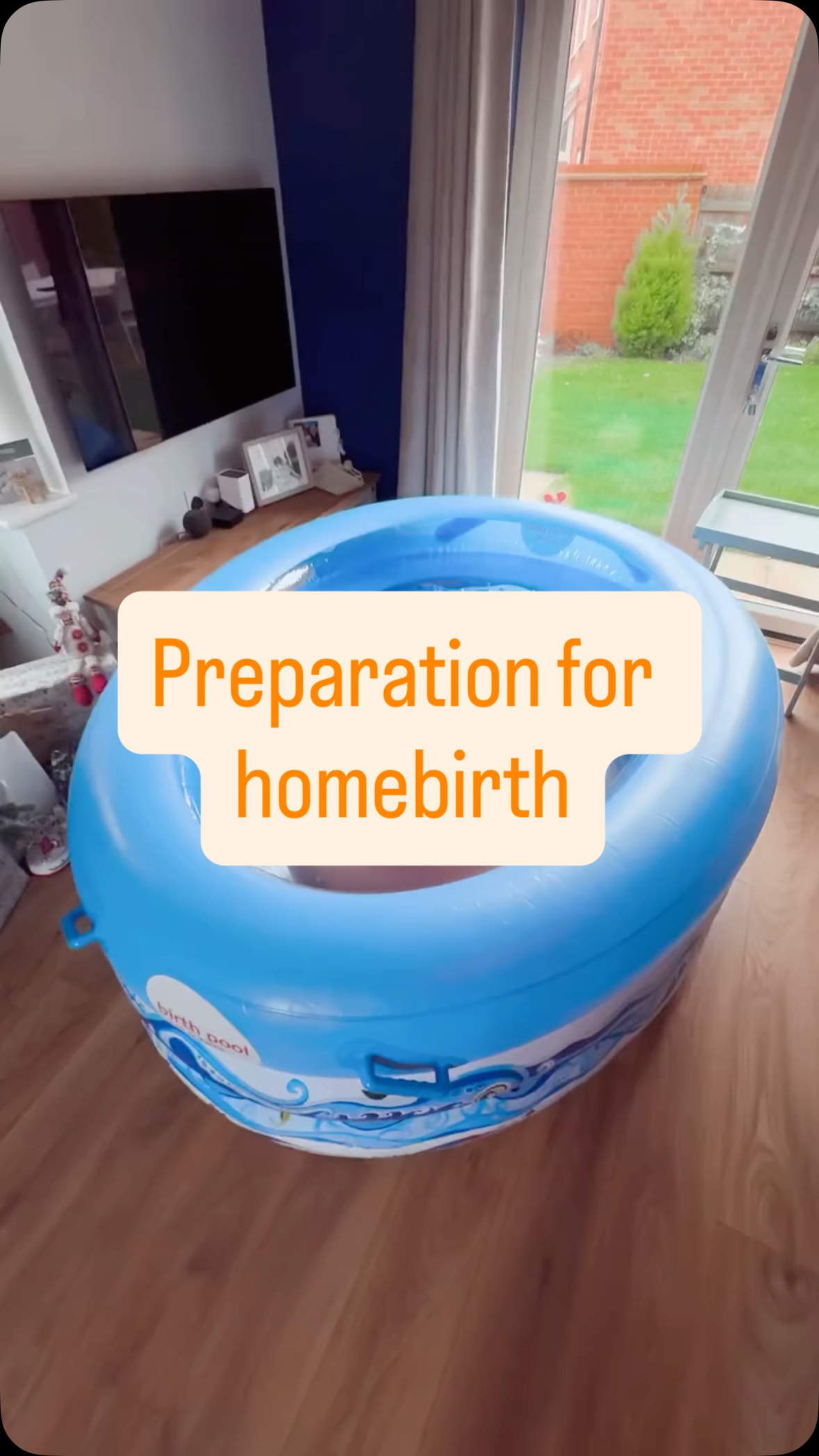 🤰🏻All remaining well, we are planning a homebirth this time! THIS IS MY CHOICE‼️
I always wanted to experience it and 🤞will be able to live it fully at home💛
The checklist here are few things I have considered needed for me, you may find other things matter to you! Also, the box with the materials in it, I have add ons, and you don’t need to buy a specific accessories box, you may be able to reutilise a lot from what you have at home (i.e. mat, floor protection).
👉🏻The shower curtain and sheet are to use on my sofa
👉🏻you may not need to buy impermeable pads, up to you really
👉🏻I have wipes for me as was offered, but may not even need it
‼️homeopathic arnica, this is MY CHOICE to possibly use it, 🙏 check with a qualified provider/care giver for more info. Homeopathic remedies shouldn’t be used with conventional drugs (i.e. paracetamol) neither stored with essential oils. I will likely use to help with natural bruising after birth, in the immediate postnatal period, and if all remains well and physiological, with no complications! ‼️
🇵🇹
Checklist de algumas coisas que já tenho de lado para parto em casa 🤞a MINHA ESCOLHA‼️
‼️esta lista é de acordo com o que penso que vou precisar e as minhas escolhas! Poderás adaptar consoante as tuas preferências!
Foram adicionados mais elementos à caixa com os materiais dentro, como a cortina pra proteger o sofá. Alguns acessórios podem ser reutilizados de materiais que já tenhas em casa, não é preciso comprares (e.g. impermeável pro chão, ou o tapete).
‼️a arnica, caixinha amarela, é uma medicação homeopática que escolhi ter à mão caso use para ajudar com hematomas/recuperação natural do pós-parto imediato, se tudo se mantém bem e fisiológico (sem complicações). ‼️ que o melhor é consultares o teu profissional de saúde para melhor aconselhamento caso optes por homeopatia. Não deve ser usado com outra medicação convencional (e.g. paracetamol) e não deve ser guardado no mesmo sítio com óleos essenciais.
#homebirth #homebirthpreparation #pregnancy #partoemcasa #preparacaoparaoparto #gravidez