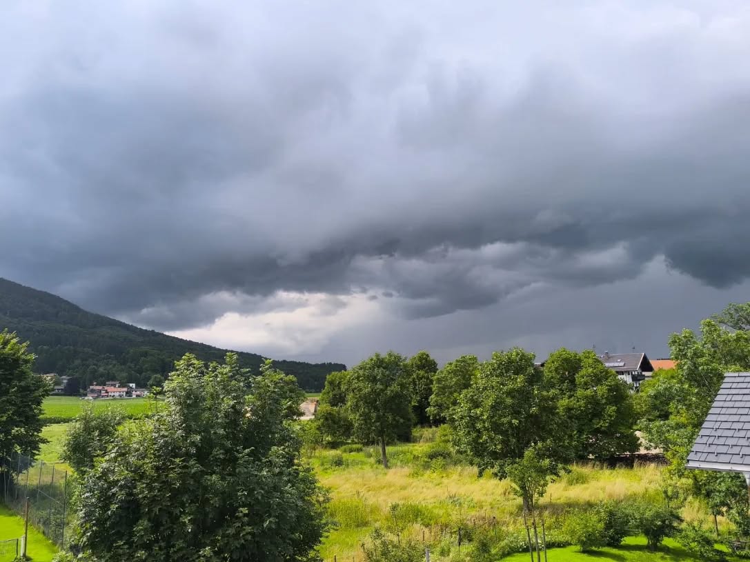 Endspurt Jungs !! Wieder haben wir den Traum vom Eigenheim🏠 für unsere junge Baufamilie 👩❤️👨verwirklicht. 🏗️🛻
Das Wetter hatte während der Bauphase alles zu bieten
☀️💦💨☀️ ...
Aber Rüschchen tragen wir nicht, wir haben wetterfeste Kleidung🤠, eine top Motivation🥳, gestärkt durch perfekte Organisation📝 dazu zufriedene und begeisterte Bauherren, da macht uns die Arbeit gleich doppelt soviel Spaß 🤠👍
#topteam#gsinnbau#allesindglücklich#maurer#handwerk#hausbau#ziegelhaus#