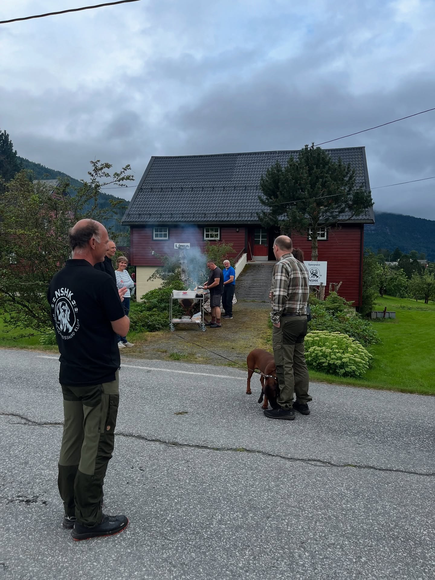 Då var landskampen över för denna gång , trots en mycket bra och tapper insats av våra svenska ekipage så lyckades Norge kamma hem fulfotingen iår 🏆🇳🇴
Grattis till Norge! ☀️
Det har varit en mycket trevlig helg med god mat och gott umgänge och vi tackar Norska schweisshundklubben för gästvänligheten 🇳🇴☀️🏔️
Vi vill också passa på och tacka alla domare och inblandade för era insatser under helgen 🤗
Vi ses nästa år!🇳🇴🇸🇪❤️