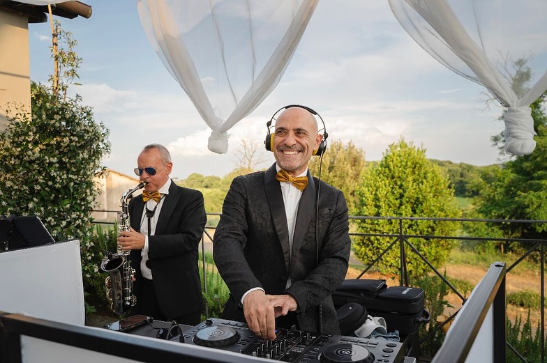 Ricordi di un matrimonio strepitoso all’ @anticoborgodisutri_ , grazie alla nostra sposa Francesca per averci inviato questi scatti 📸🥰
.
.
.
.
#anticoborgodisutri #musicplannerbystefanocapasso #djsax #weddingdj #wedding #matrimonio #musicamatrimonio #weddinginrome #weddinginitaly #weddingsax #sax #music #weddingmusic