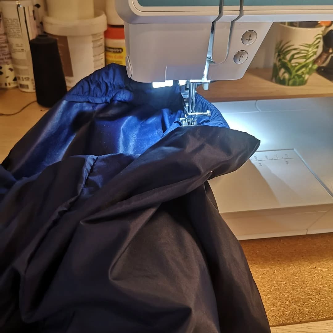 Celle qui s'apprêtait à partir en vélo, là où il pleut ☔
De temps en temps on fait utilitaire aussi... Genre réparation expresse de l'élastique de ton pantalon imperméable... Mais bon j'avoue que c'est pas ce que je préfère 😊
#réparer #répareraulieudejeter #repair #repairdontreplace #partirunjour #slowfashion #pastropvite #pastroploin #vélo #souslapluie