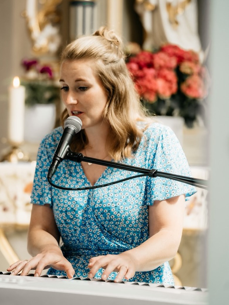 ☀️ Hallo August! ☀️
Eigentlich bekannt für heiße Tage und laue Nächte, zeigt sich der August heute mal so gar nicht von seiner sommerlichen Seite! Zum Glück habe ich dieses Wochenende Hochzeits-Pause - nächste Woche dann aber bitte wieder Sonnenschein statt Regen! ☔️
An alle Brautpaare und Dienstleister dieses Wochenende: Kopf hoch und macht das Beste draus! ✨
📸: @tausendglueck_fotografie
#hochzeitssängerin #hochzeitssaengerinchristine #hochzeit #trauung #kirchlichetrauung #standesamtlichetrauung #freietrauung #sängerin #klavier #gesang #hochzeit2025 #heiraten #heiraten2025 #hochzeit2026 #heiraten2026 #weddingsinger #hochzeitsmusik #hochzeitsmusiker #wedding #singer #piano #vocals #weddinginspo #hochzeitsinspiration #hochzeitsinspo #hochzeittipps #hochzeitsplanung