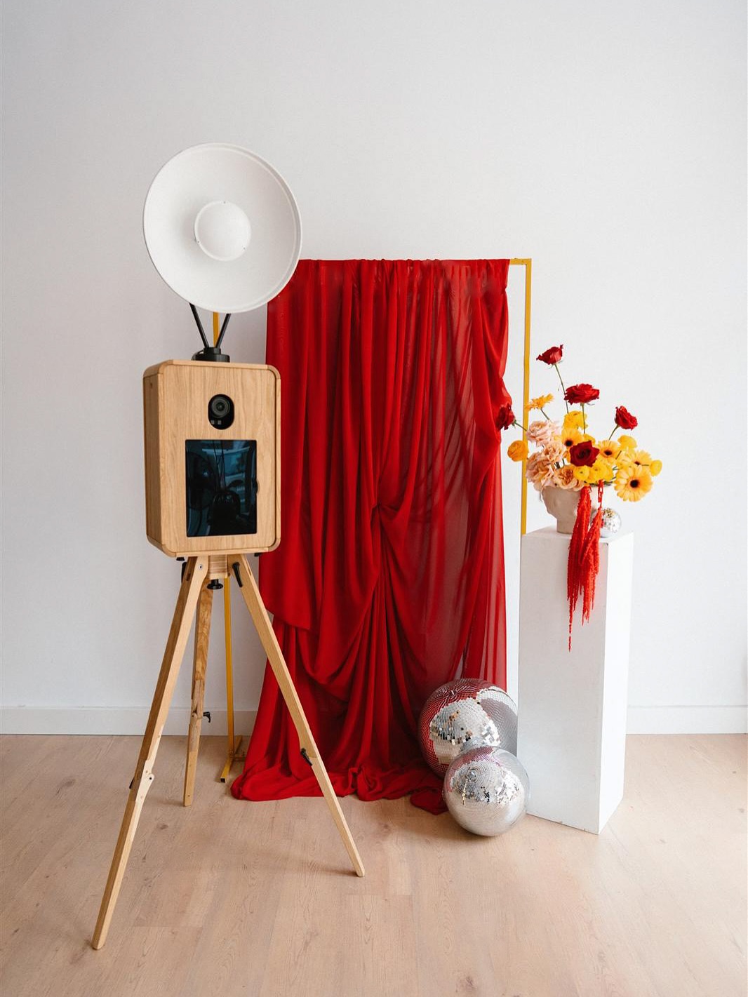 ¡Por fin podemos presentaros nuestro nuevo servicio de Fotomatón! 🪩🕺🥂✨
Una propuesta con estilo atemporal, luz de estudio y resultados de alta calidad.
Este fotomatón es el complemento perfecto para cualquier evento o celebración, ya que combina una experiencia divertida con un recuerdo personalizado para cada invitado.
Una forma elegante y original de capturar momentos especiales.
✉️ info@lightbox.es