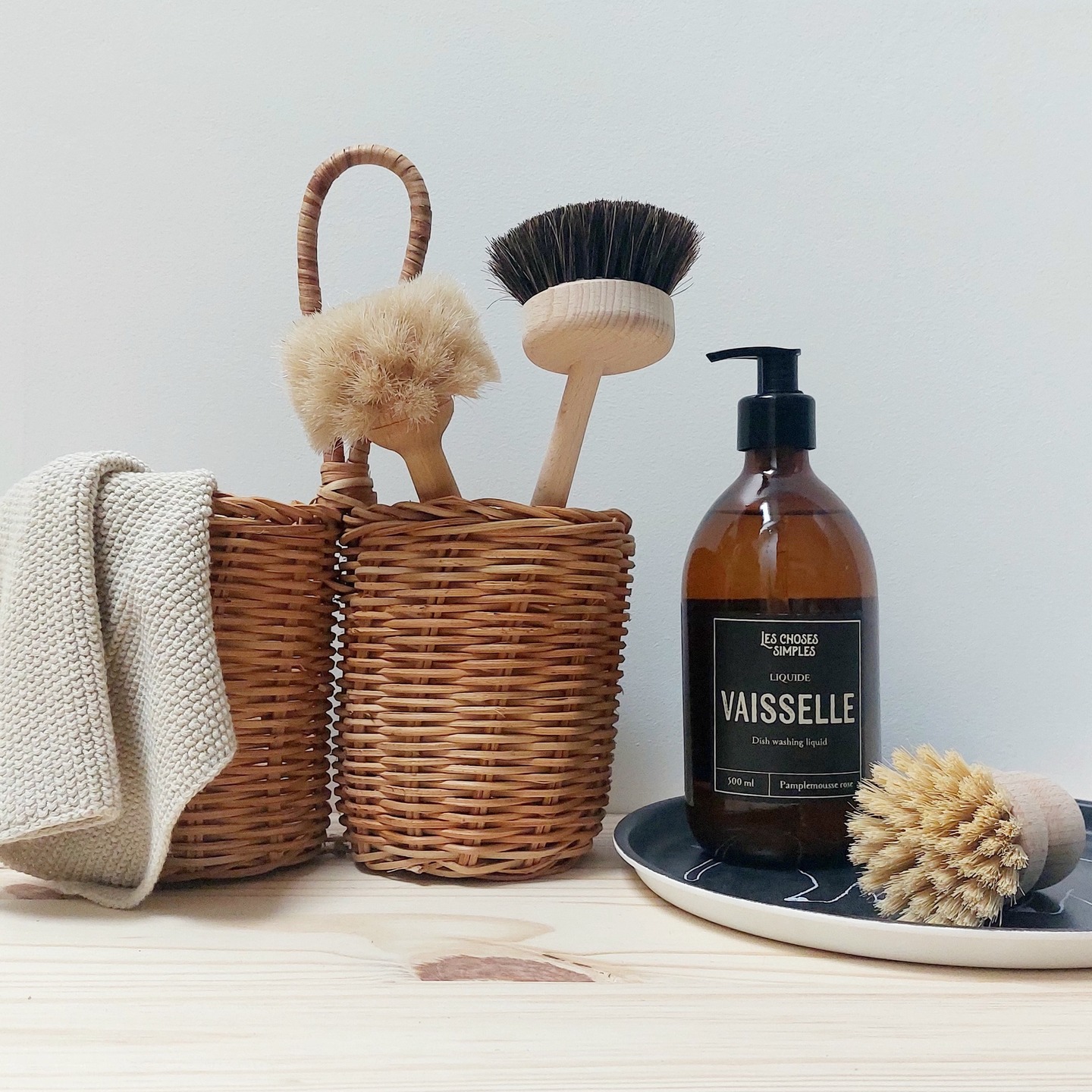 Chez Les Jolies Emplettes, on aime transformer la routine en instant slow grâce à de beaux objets durables et utiles. Voici nos essentiels préférés pour la vaisselle ✨ :
La brosse à vaisselle en bois Andrée Jardin
Un classique revisité à la française. Elle nettoie efficacement… et joliment.
La brosse à verre Iris Hantverk
Délicate et précise, parfaite pour vos verres.
Le liquide vaisselle dans sa bouteille ambrée Les Choses Simples
Élégant sur le plan de travail, doux pour les mains, et formulé avec soin en Provence.
Le panier en osier Madam Stoltz
Idéal pour ranger vos accessoires de vaisselle.
Le plateau en lin Fog Linen
Pratique pour regrouper vos essentiels ou laisser sécher vos beaux verres.
#lesjoliesemplettes #rituelquotidien #vaisselleécologique #vaisselleslow #andreejardin #irishantverk #leschosessimples #madamstoltz #foglinen #maisondurable #zerodechet #slowroutine