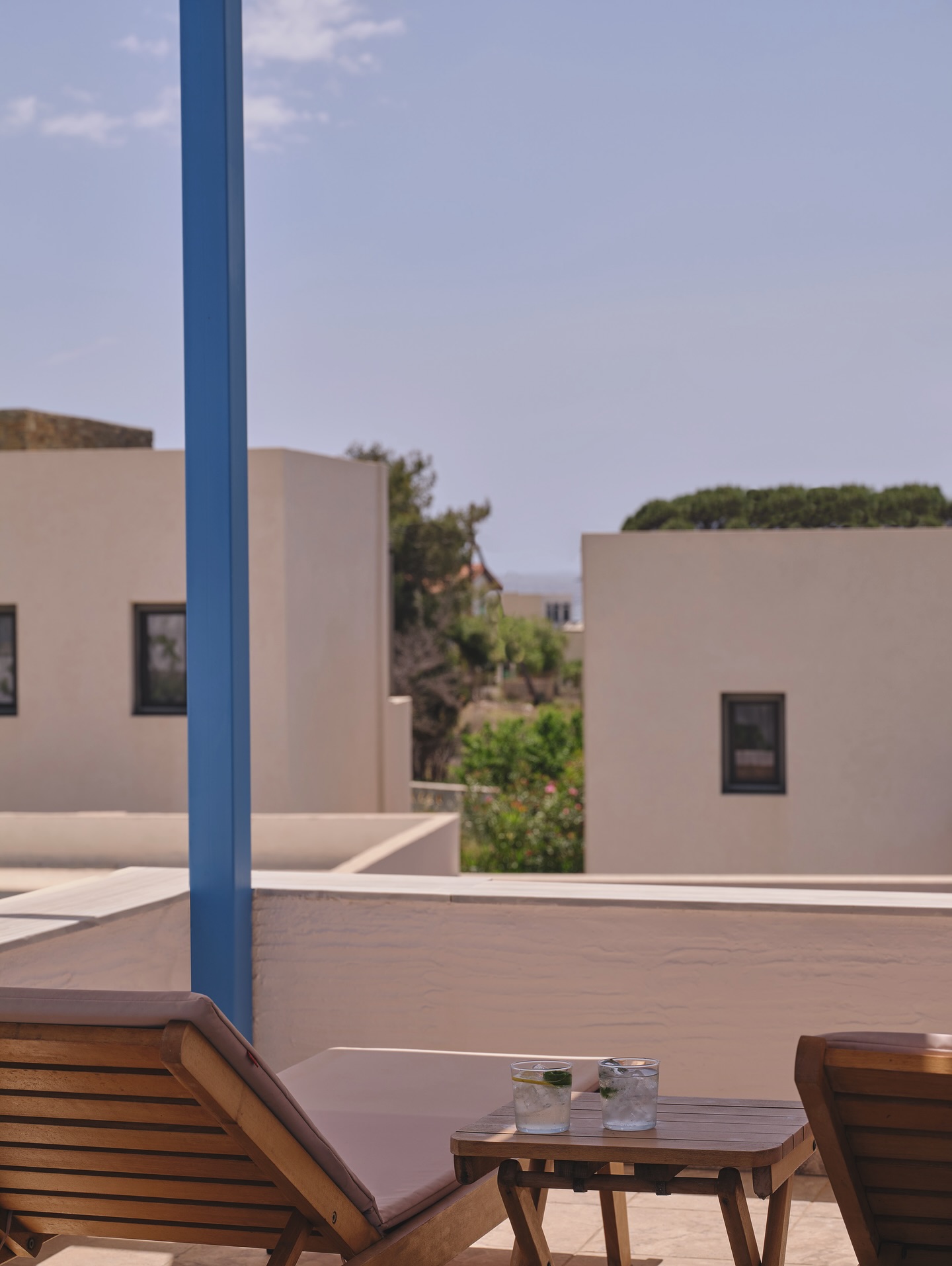 Whitewashed walls, refreshing soft drink, and quiet moments — island life as it should be. 🤍🍃 #AeliaAndros #CycladicCharm