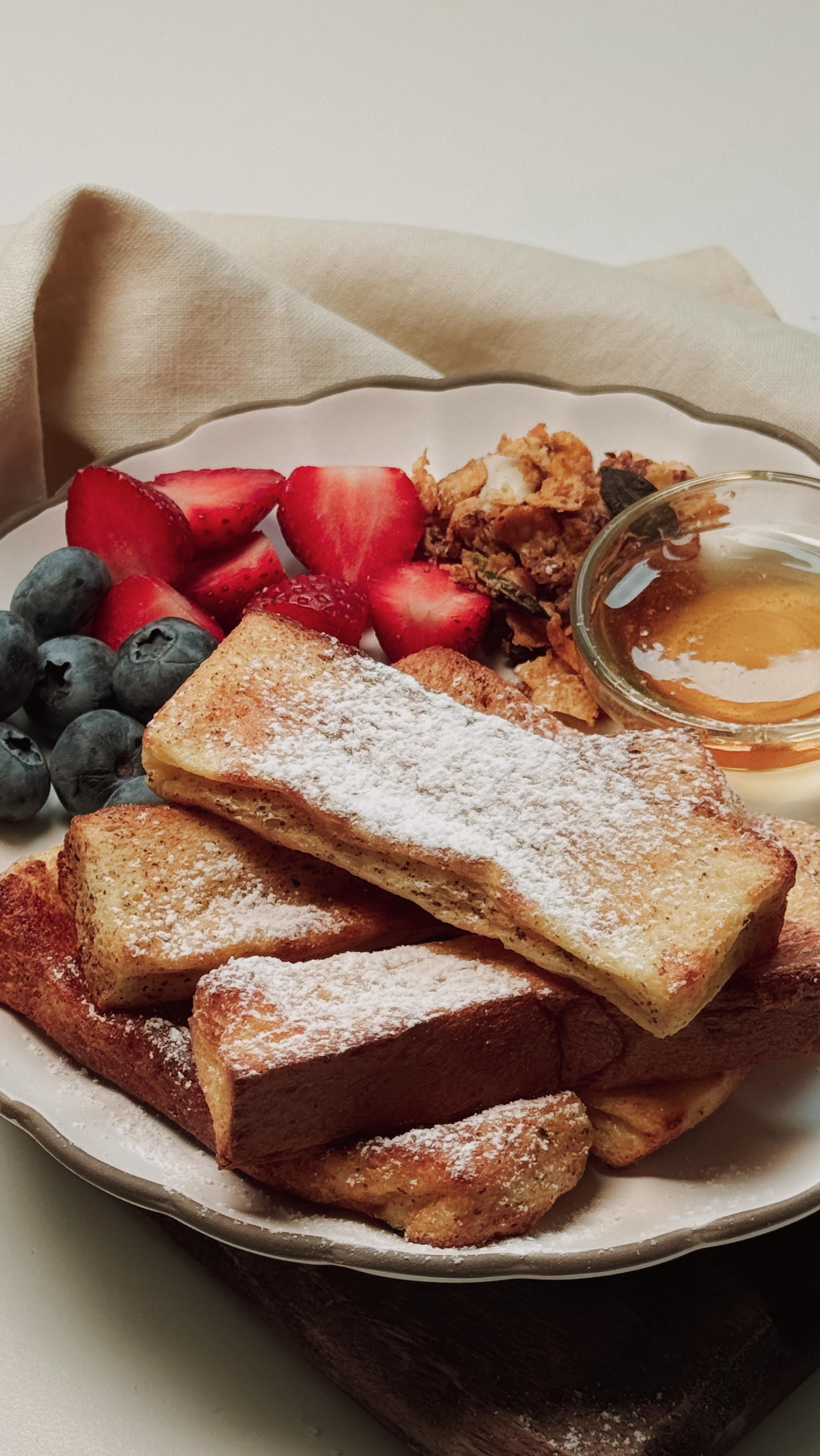 🥖✨ BÂTONNETS DE PAIN PERDU AU FOUR 🍯🍓
Cette semaine, on vous propose un brunch tout en douceur : du pain perdu doré au four, relevé du croquant de nos granolas et de la fraîcheur des fruits rouges… à savourer ensemble.
Ingrédients :
· 1 tranche de pain blanc ou complet
· 1 œuf
· 125 ml de lait d’amande
· 1 cuil. à soupe de miel
· Cannelle
Préparation :
1. Couper le pain en bâtonnets et réserver
2. Dans un bol, fouetter l’œuf, le miel, le lait d’amande et la cannelle jusqu’à obtention d’un mélange homogène
3. Tremper chaque bâtonnet dans la préparation pour bien les enrober
4. Disposer sur une plaque recouverte de papier cuisson (ou dans la cuve d’une friteuse à air chaud)
5. Cuire à 180 °C pendant environ 6 minutes de chaque côté, jusqu’à ce qu’ils soient dorés et croustillants
6. Servir tiède avec un voile de sucre glace, un filet de sirop, une touche de @lesgranolasdejenny pour le croquant et quelques fruits rouges frais !
#lesgranolasdejenny #bakedfrenchtoast #granola #swissmade #healthyfood #breakfastidea #recettefacile #switzerland #sansgluten