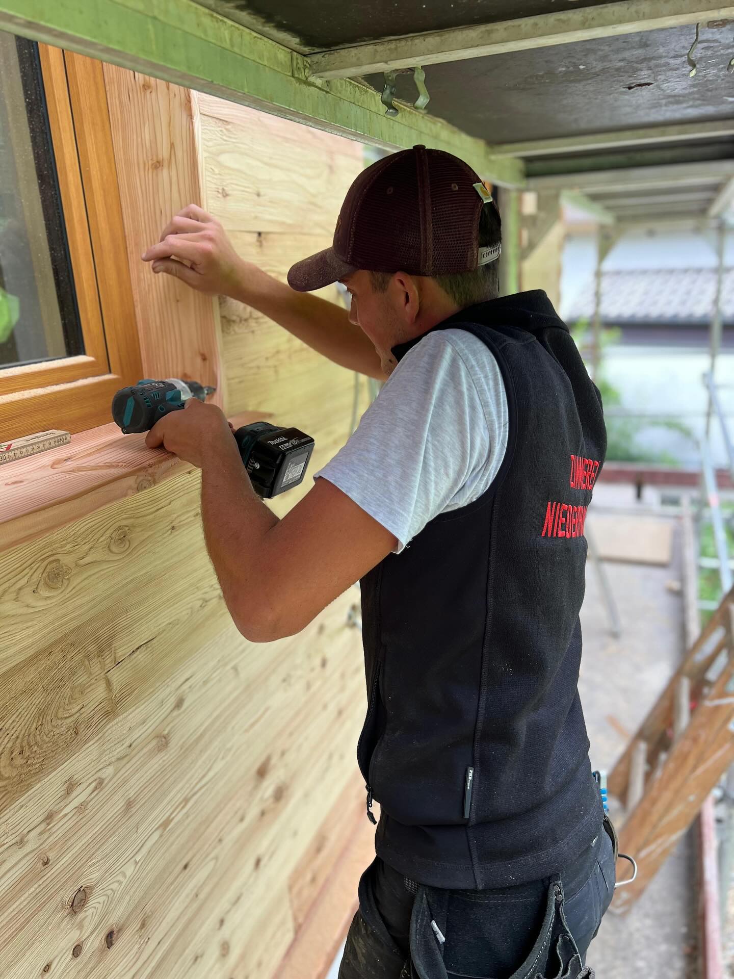 EINDRÜCKE VON DER BAUSTELLE
Unser Zimmerer Miche bringt gerade eine Blockwandschalung aus gehackter Lärche an - sauber, gscheid & mit viel Liebe zum Handwerk.⚒️
Hier wird das Obergeschoss eines Wohnhauses für die junge Generation ausgebaut.🏡
Mit neuem Dachstuhl und der Holzfassade entsteht ein Zuhause mit viel Platz und tollem Wohngefühl!✨
#ausbau #holzbau #hausbau #dachstuhl #wohngefühl #blockwandschalung #gehacktelärche #außenschalung #baustelle #zimmereiniederthanner #inntal #rosenheim #brannenburg