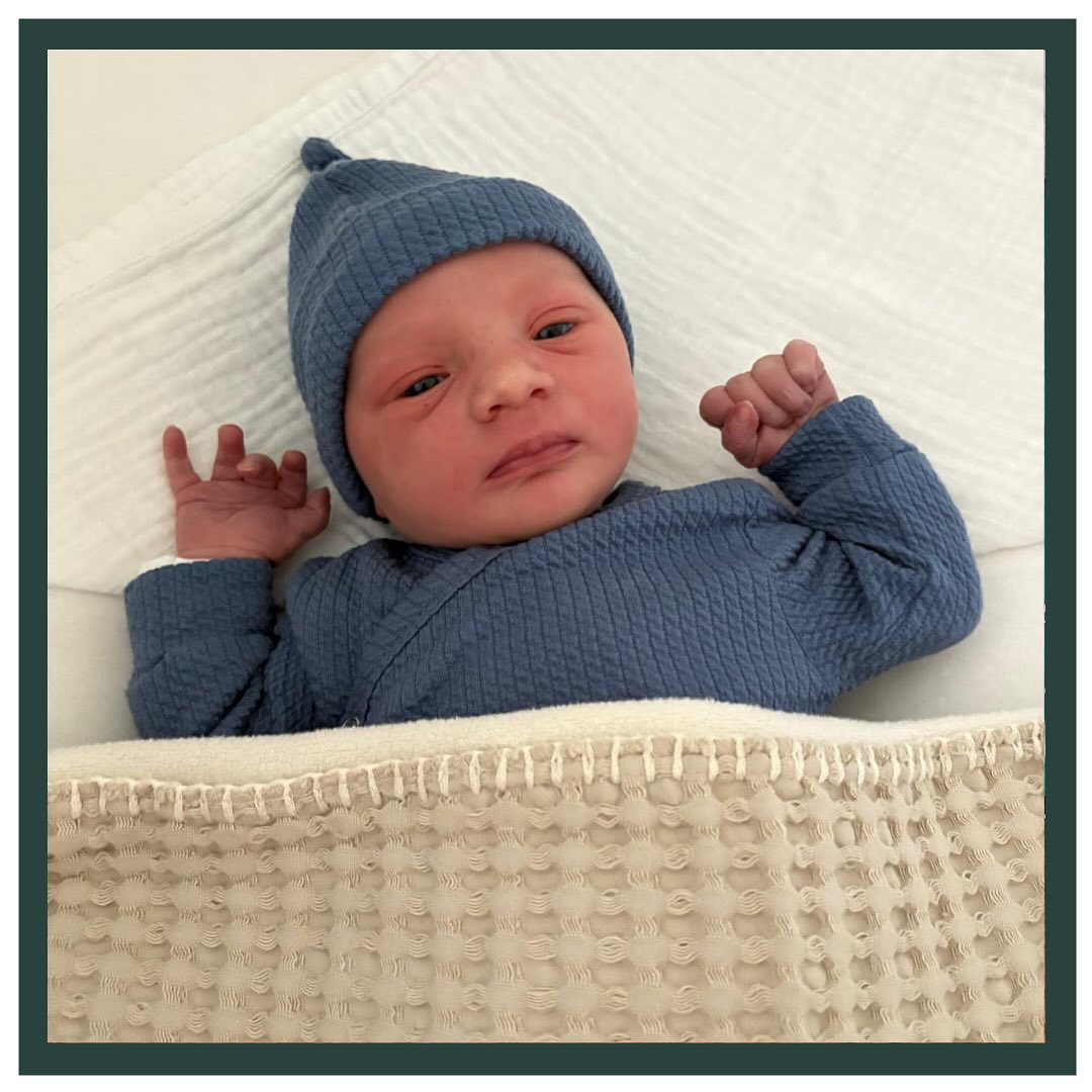 WELKOM TIJN! 💙
Dit lieve knappe ventje werd thuis in Dongen geboren op 24-7-2025 om 20:01. Hij woog 3380 gram bij 40 weken en 2 dagen.
We leerden zijn mama Renate en papa Frank kennen tijdens de zwangerschap van grote zus Suus! Wat vonden we het gezellig dat ze zich in november nog een keer bij ons aanmeldde! 🥳
De bevalling van Suus ging enorm snel. Renate was toen erg overdonderd en een beetje in shock door wat haar was overkomen. Dat maakte de aankomende bevalling extra spannend. We spraken er samen veel over en deze ouders zorgde er voor dat ze goed voorbereid waren. 💪
Op 24-7 was het zover! Frank belde naar Joyce en vertelde dat de bevalling begonnen leek te zijn. Het was nog goed te doen voor Renate en het leek nog beginnend te zijn, maar omdat Joyce wist hoe spannend het voor hen was kwam ze direct even thuis langs om alvast een controle te doen. Renate had 2 centimeter ontsluiting. We besloten te zorgen dat alle spullen klaar stonden. Daarna trok Joyce zich nog even terug, zodat Renate goed in haar bubbel kon komen en nog even afleiding kon zoeken. Een paar uur later belde Frank opnieuw, de weeën werden nu intenser. Renate kreeg het steeds zwaarder. We probeerden verschillende houdingen en met de steun van Frank ving Renate de weeën enorm knap op! Toen ze aan het einde van haar krachten begon te komen besloten we de vliezen te breken. Al snel daarna kreeg ze persdrang, en na 6 minuten persen werd dit mooie mannetje geboren! 😍
Door de goede voorbereiding van deze ouders was er nu veel meer rust en kunnen ze heel fijn terugkijken op deze snelle bevalling. Wat mogen jullie trots zijn Renate & Frank! Geniet van jullie prachtige gezinnetje! 🥰
PS: Leuk feitje, bij grote zus Suus mocht Joyce ook bij de bevalling aanwezig zijn. Het is zo speciaal om dit 2x samen mee te mogen maken, een feestje voor ons als verloskundigen! 🤍
#lev #verloskundigenlev #liefdevol #vertrouwd #baby #levbaby #thuisbevalling