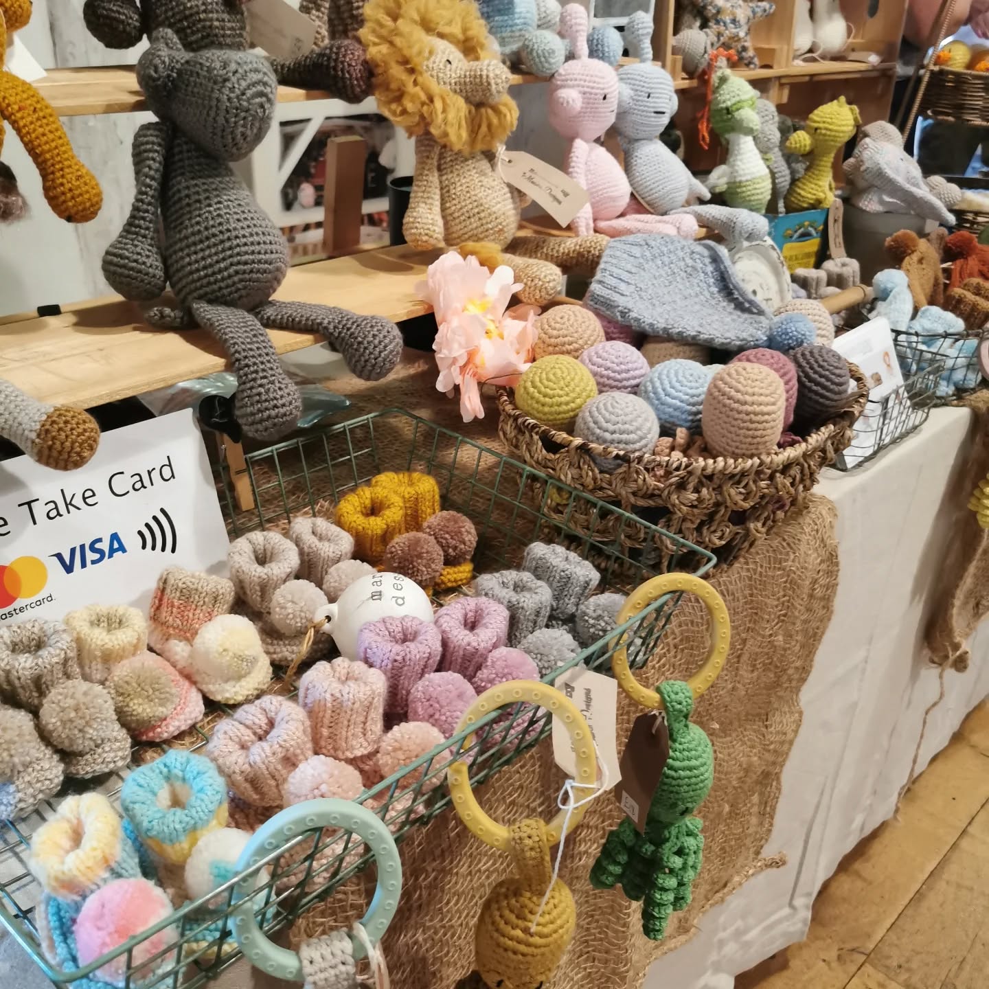 🎉🎉 Market is open 🎉🎉 Come and visit us until 3pm inside The Maltings, we have some wonderful local handmade products, coffee and cake.
@suzisilver925 @jessica_sian_ @marvindesigns @evergreensoapco @emily_andlouise @dviantagroup @caspara_treasure @chloeskitchentable @crouch_bind_brew
@greatdunmowtowncouncil @discoveruttlesford @great_dunmowmarkettown